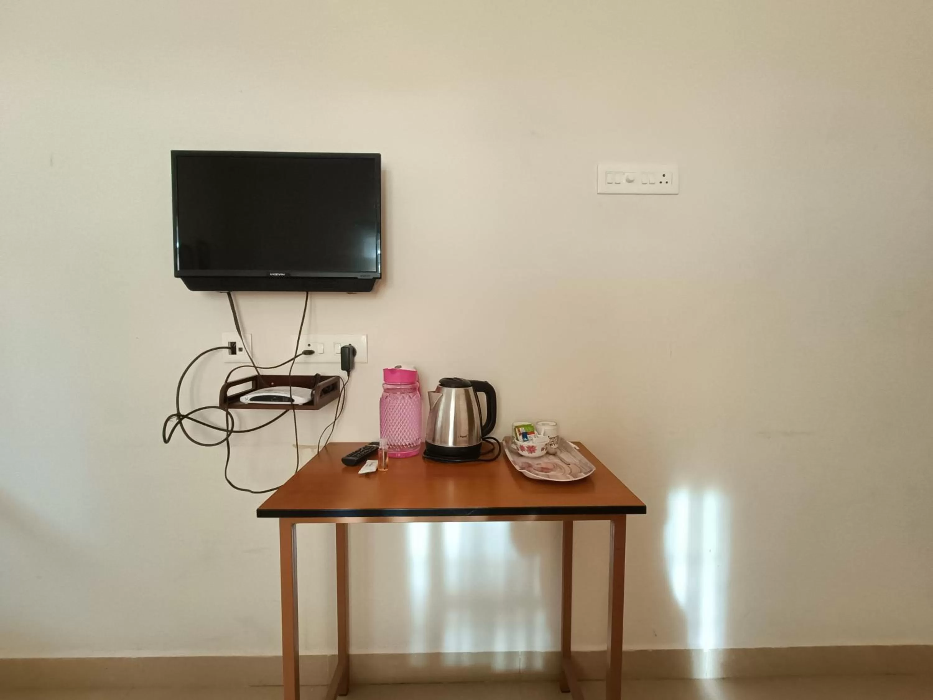 Bedroom, TV/Entertainment Center in Shantham Service Apartments