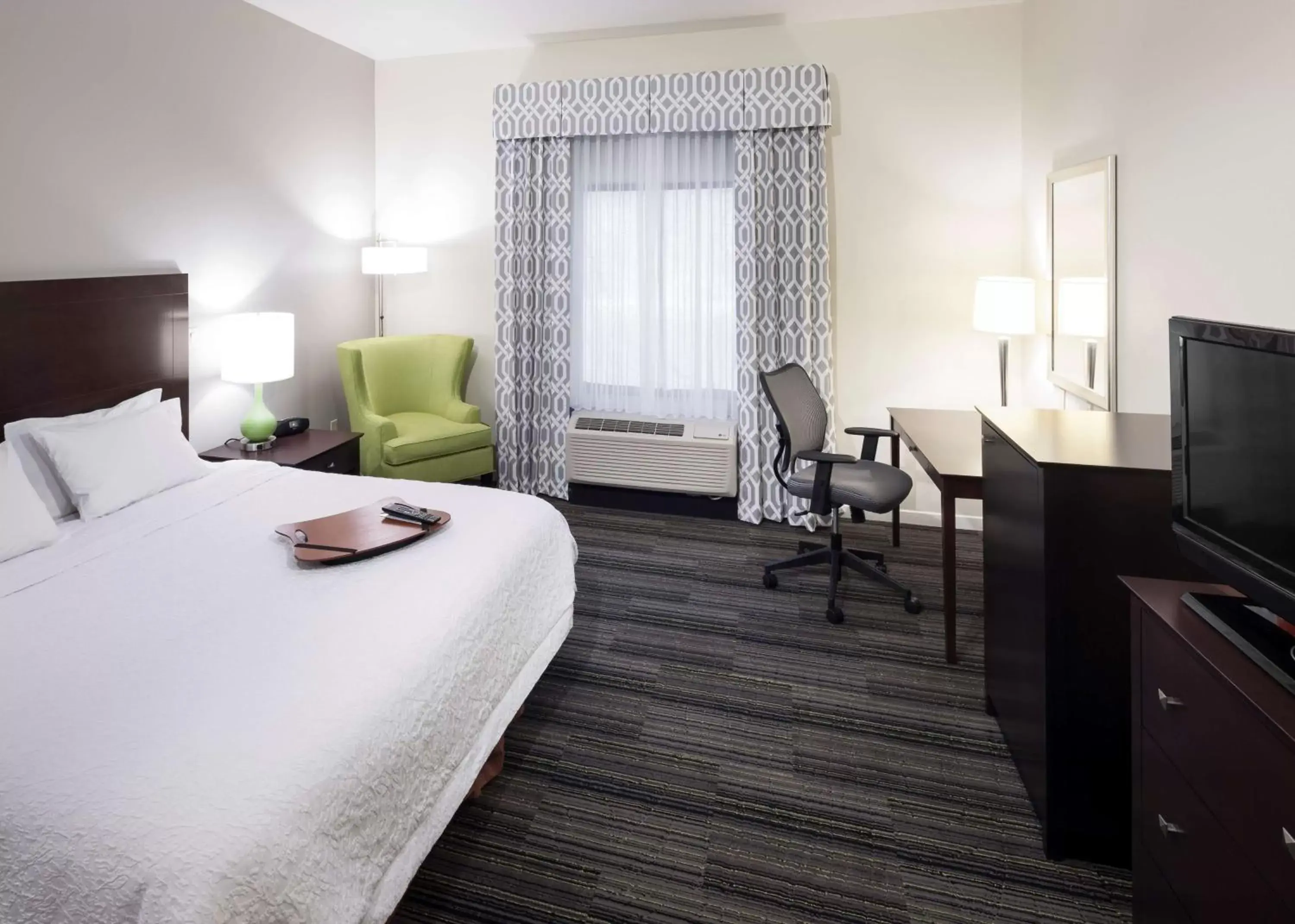 Bed, TV/Entertainment Center in Hampton Inn & Suites Phoenix North/Happy Valley