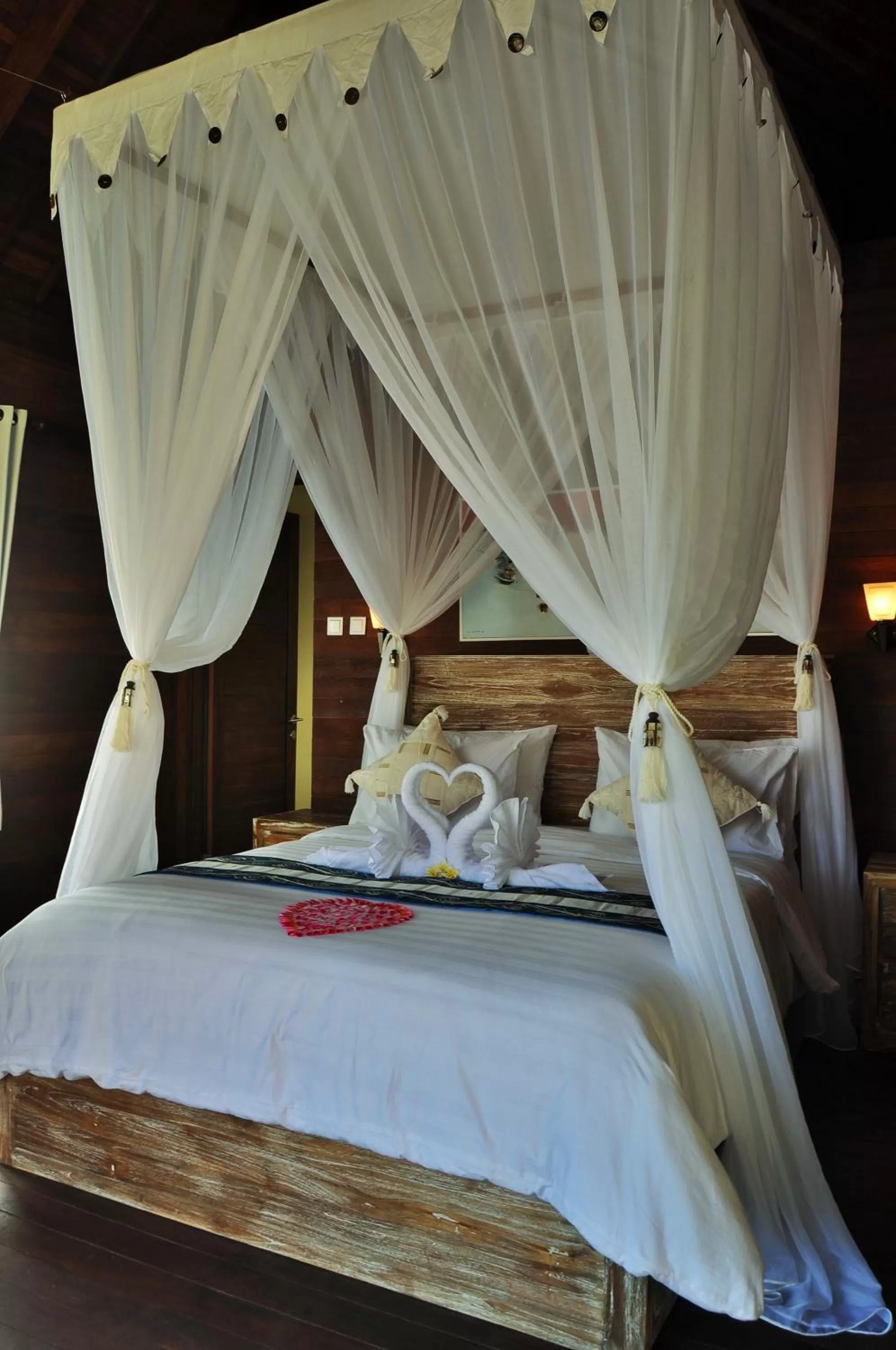 TV and multimedia, Bed in Ocean Terrace Suite And Spa Luxury