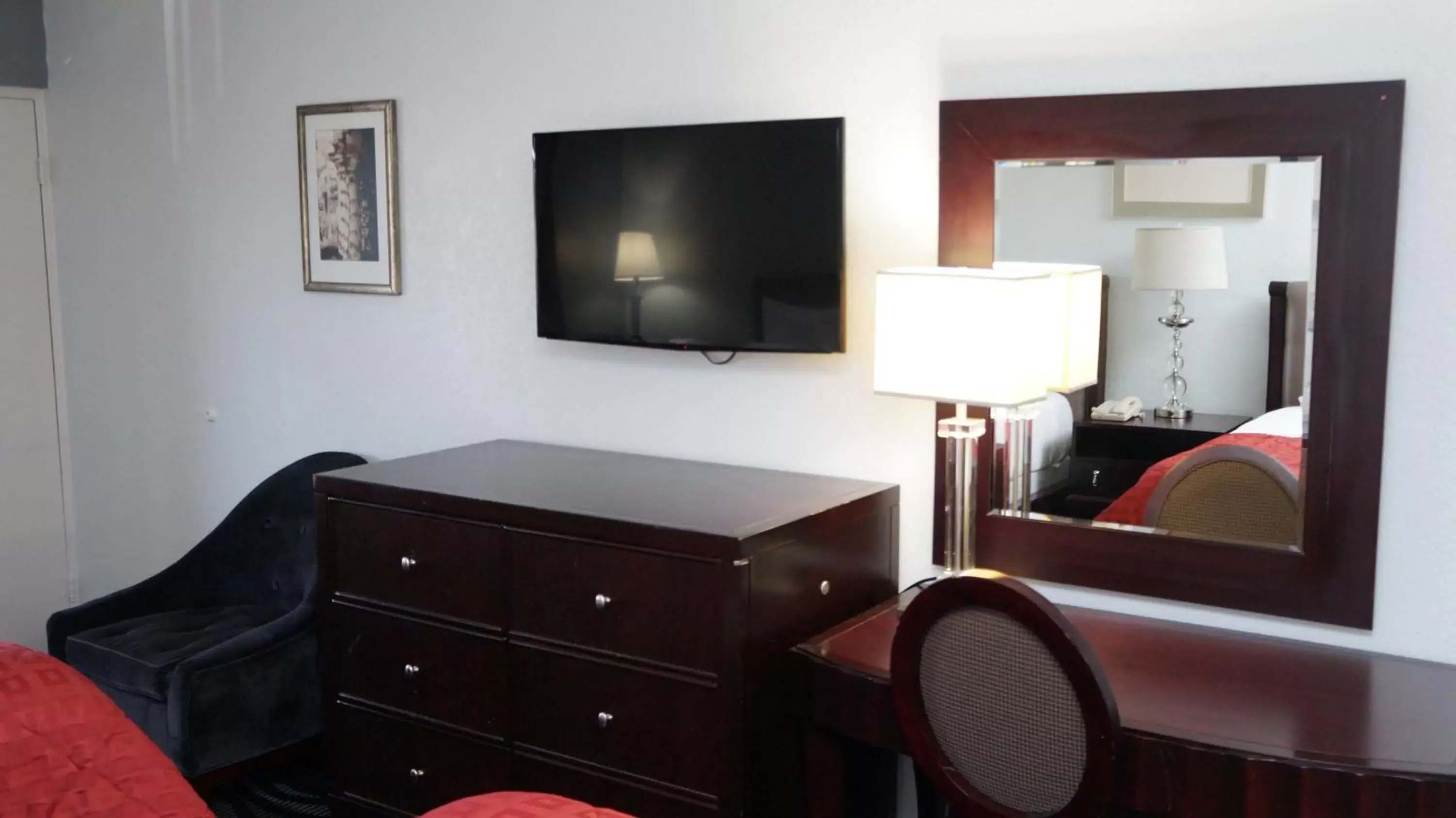 TV and multimedia, TV/Entertainment Center in Riverview Inn