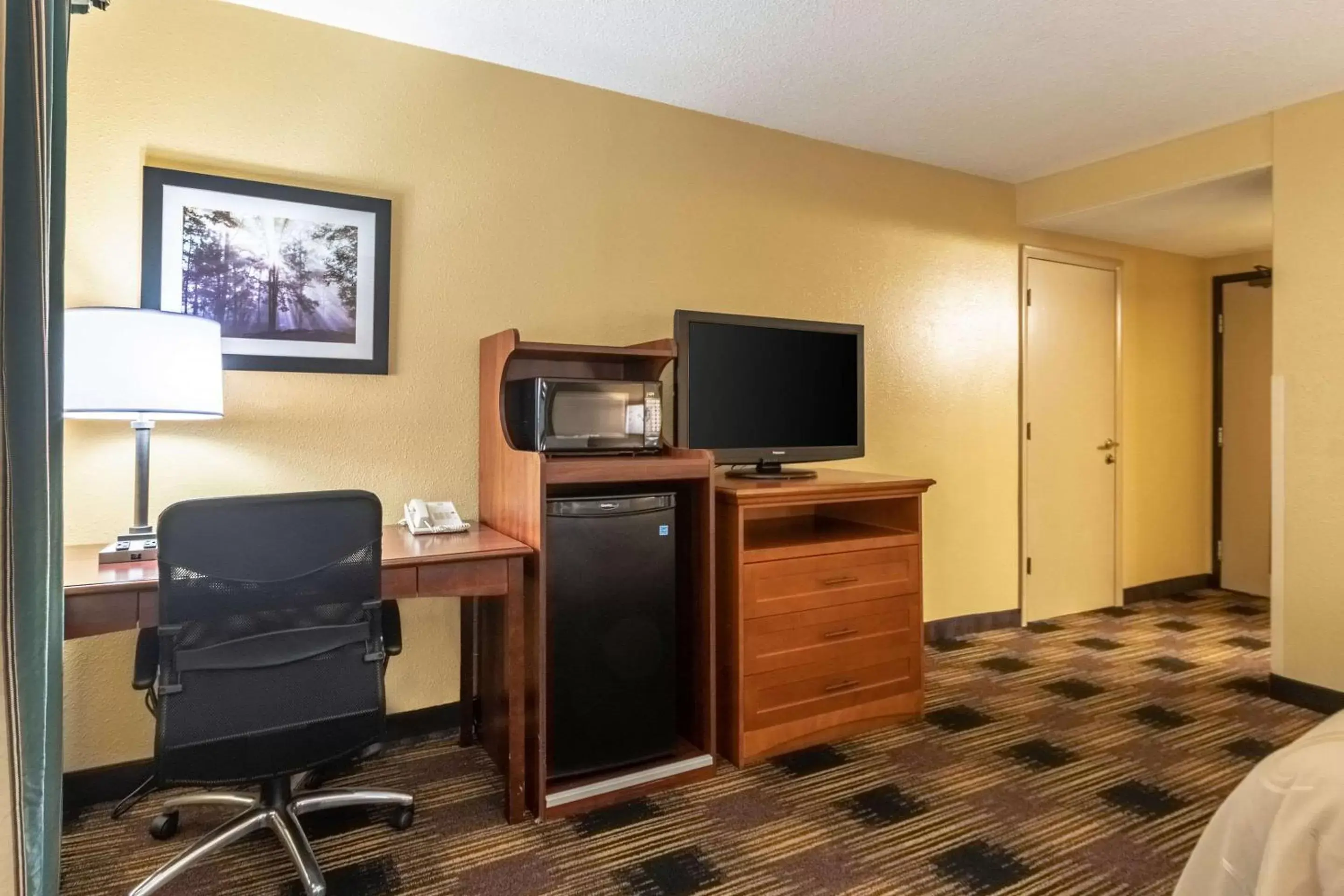 Photo of the whole room, TV/Entertainment Center in Quality Inn Newton at I-80