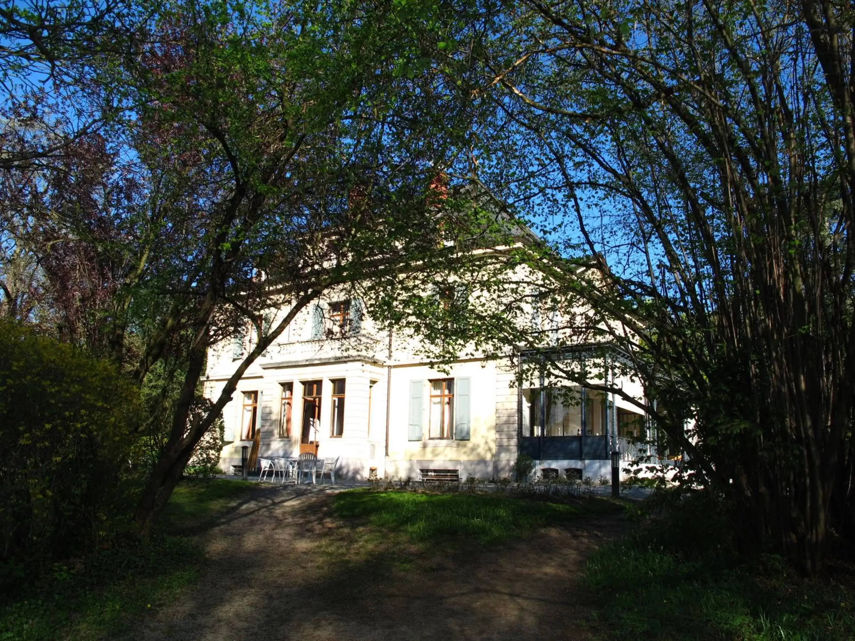 Facade/entrance, Property Building in Le Cénacle