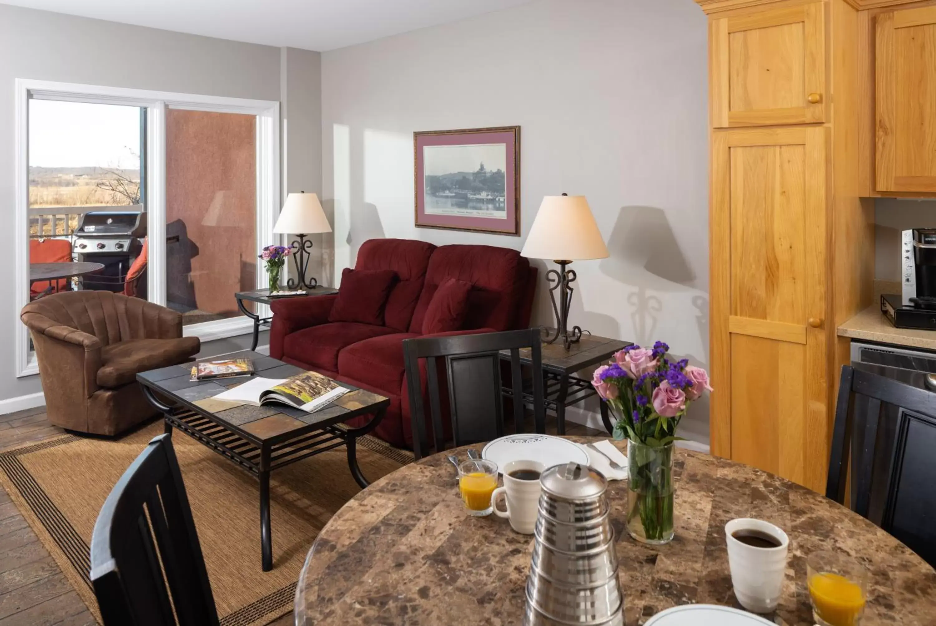 Kitchen or kitchenette, Seating Area in Hermann Hill