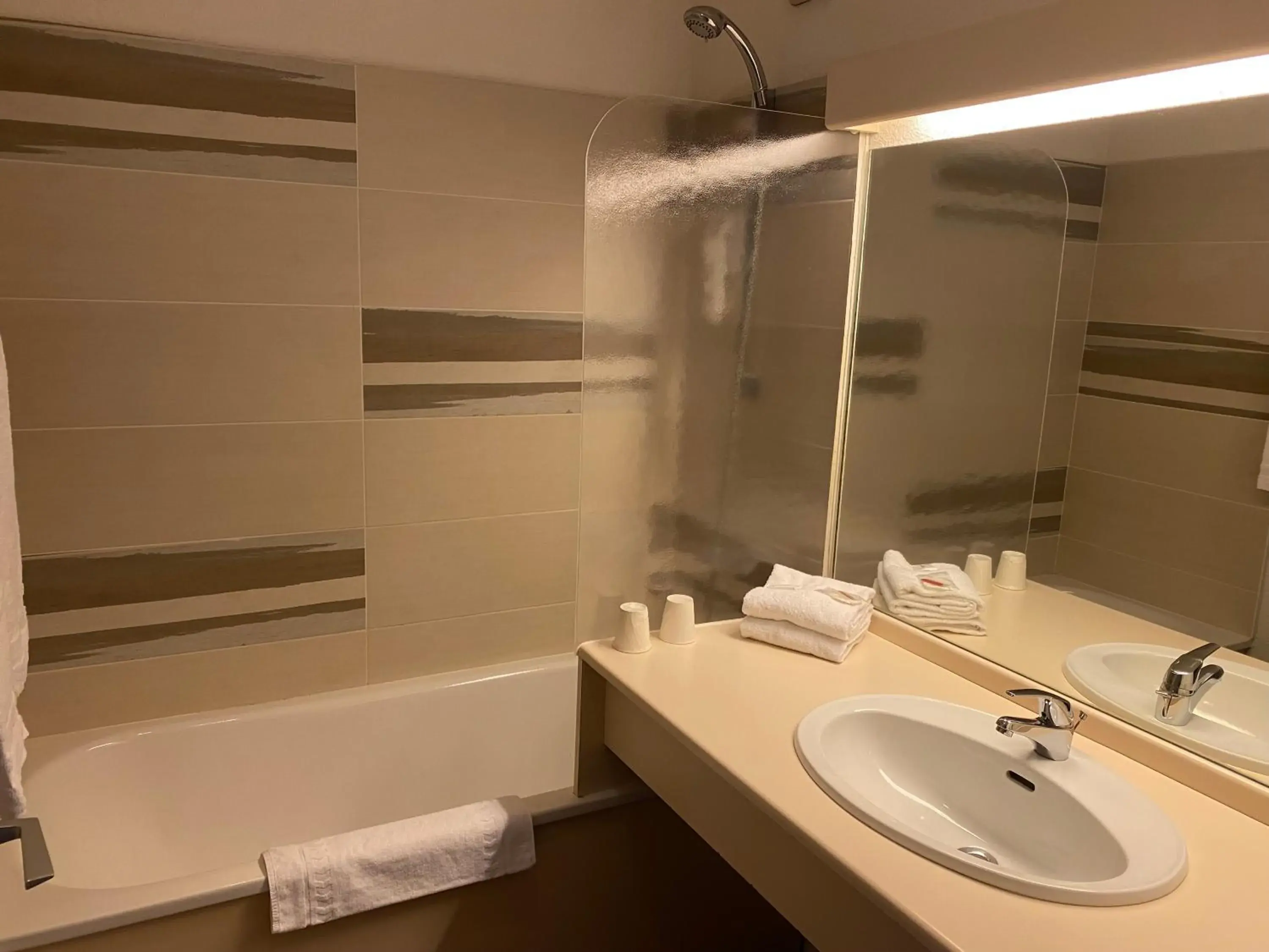 Shower, Bathroom in The Originals Boutique, Hotel Admiral's, Les Sables-d'Olonne (Inter-Hotel)