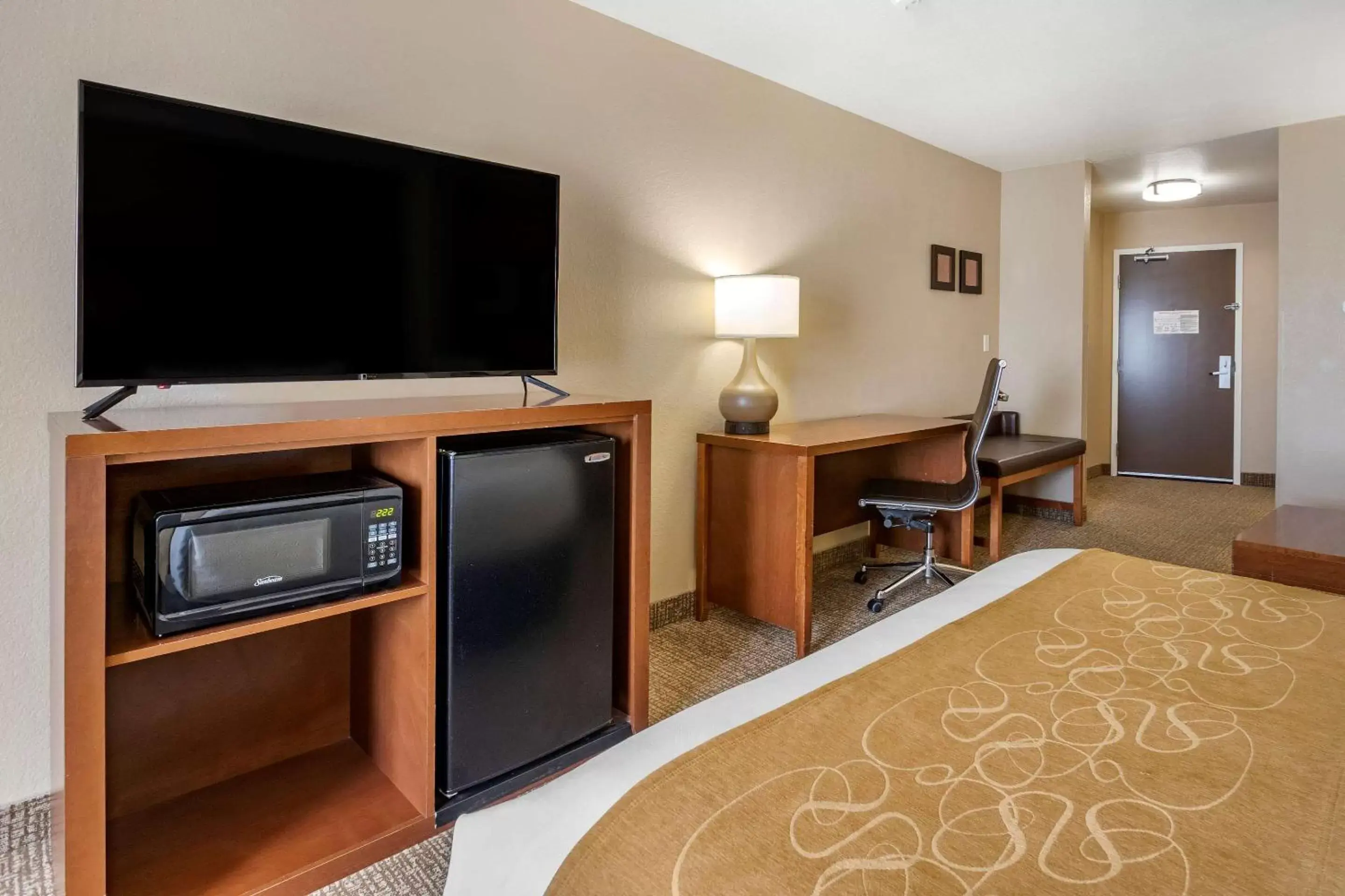 Photo of the whole room, TV/Entertainment Center in Comfort Suites Coralville I-80