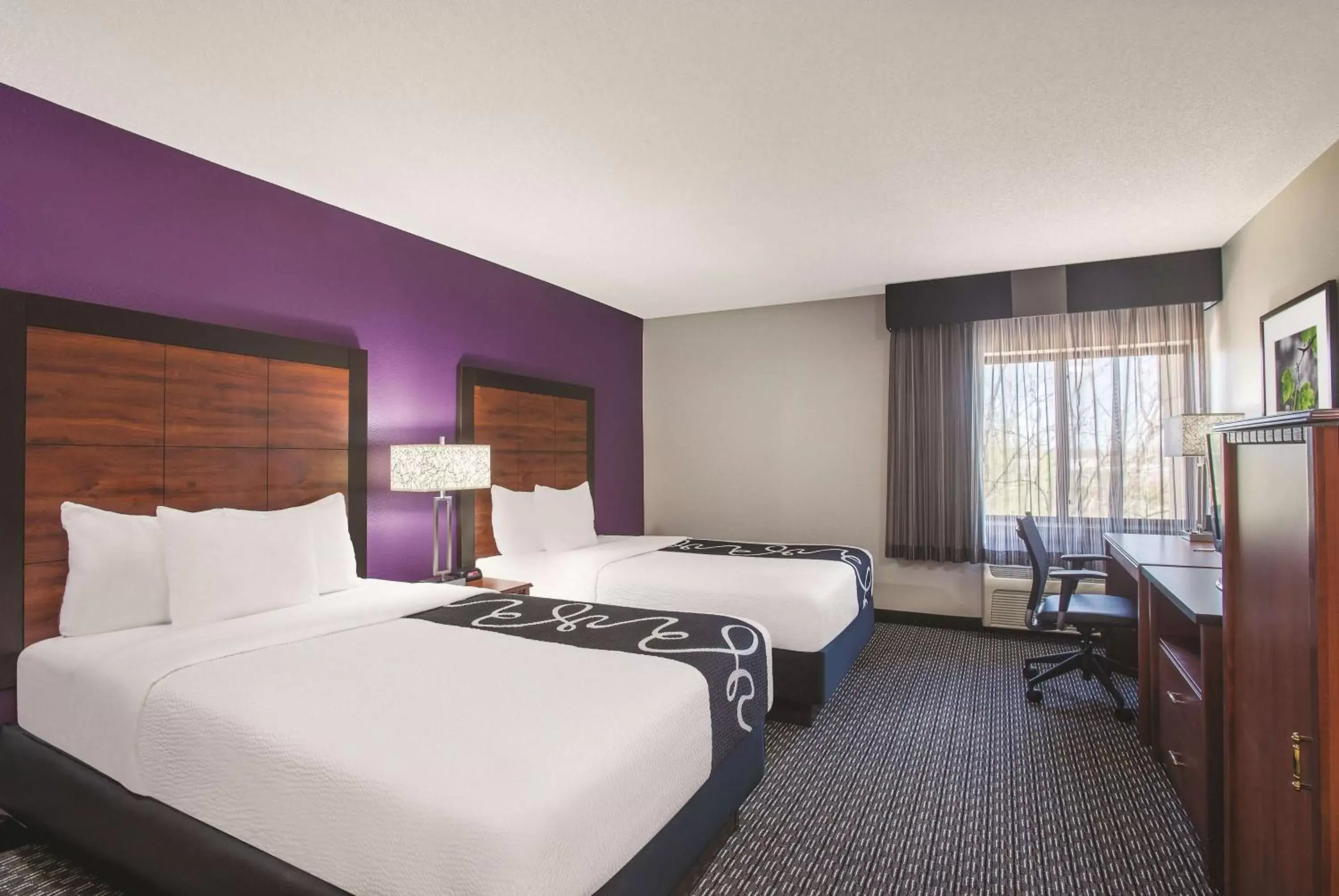 Photo of the whole room, Bed in La Quinta Inn & Suites by Wyndham University Area Chapel Hill
