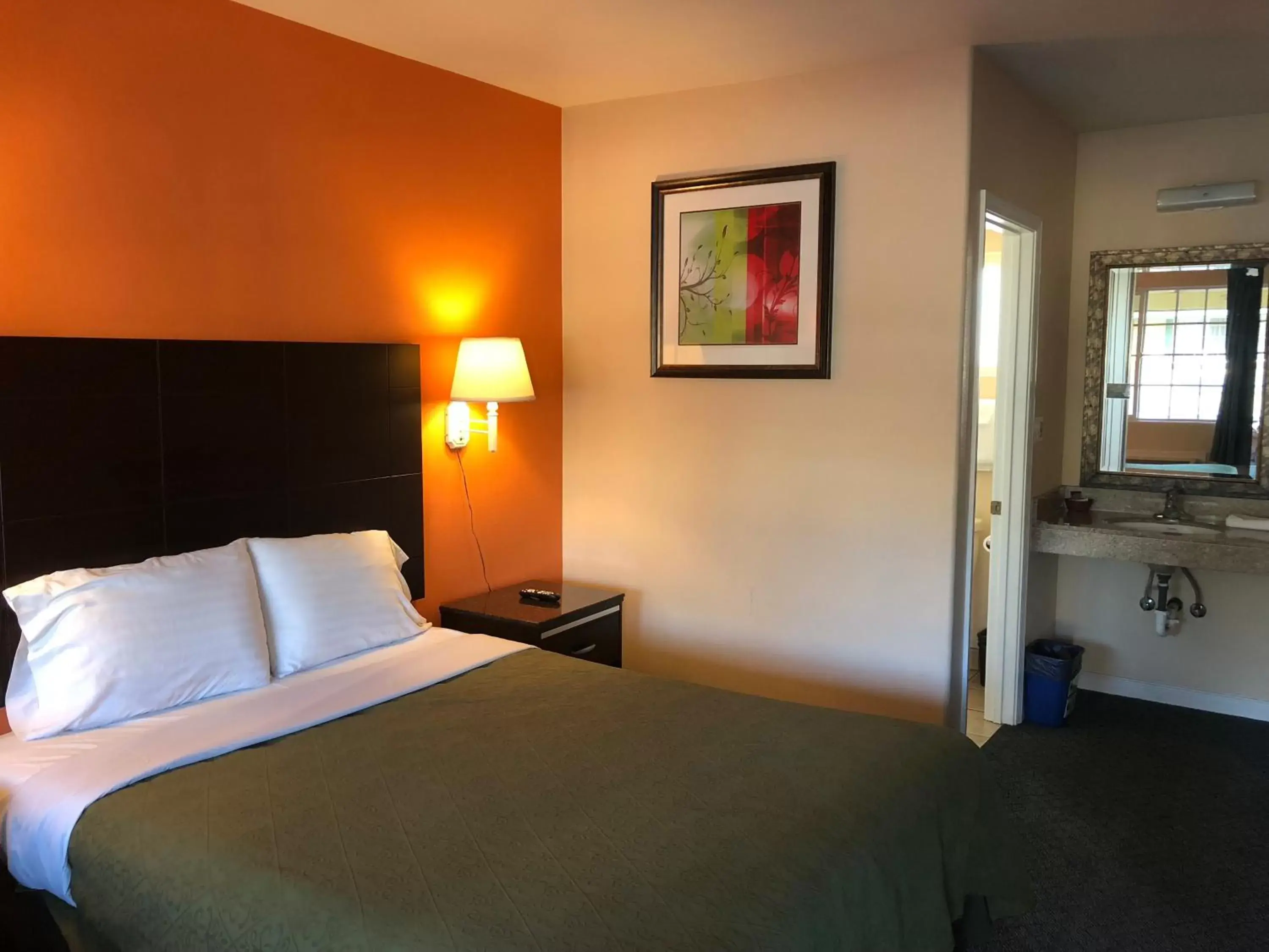 Queen Room in Arroyo Village Inn Queen Room in Arroyo Village Inn