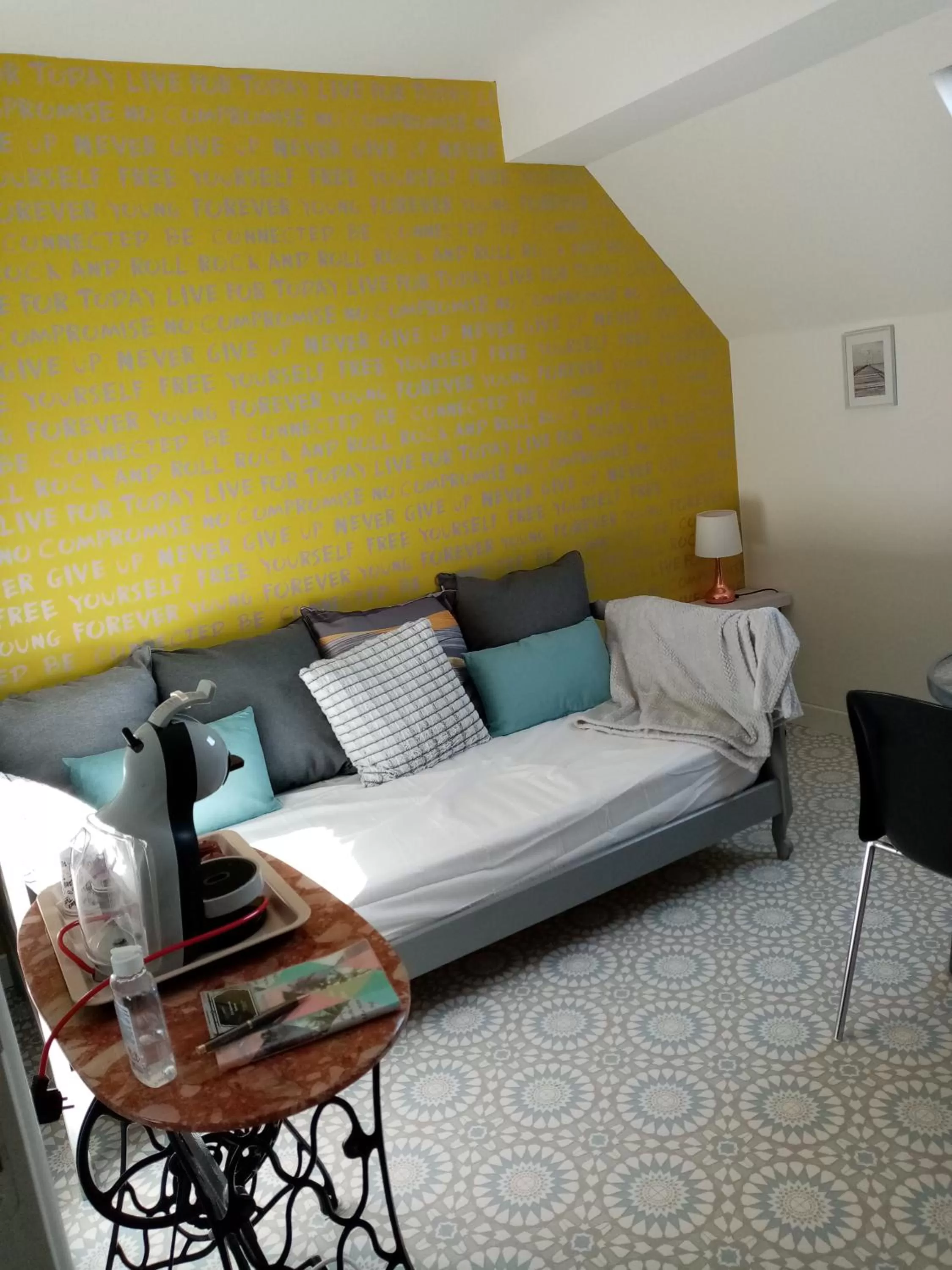 Seating area, Bed in À La Maison Du Bonheur