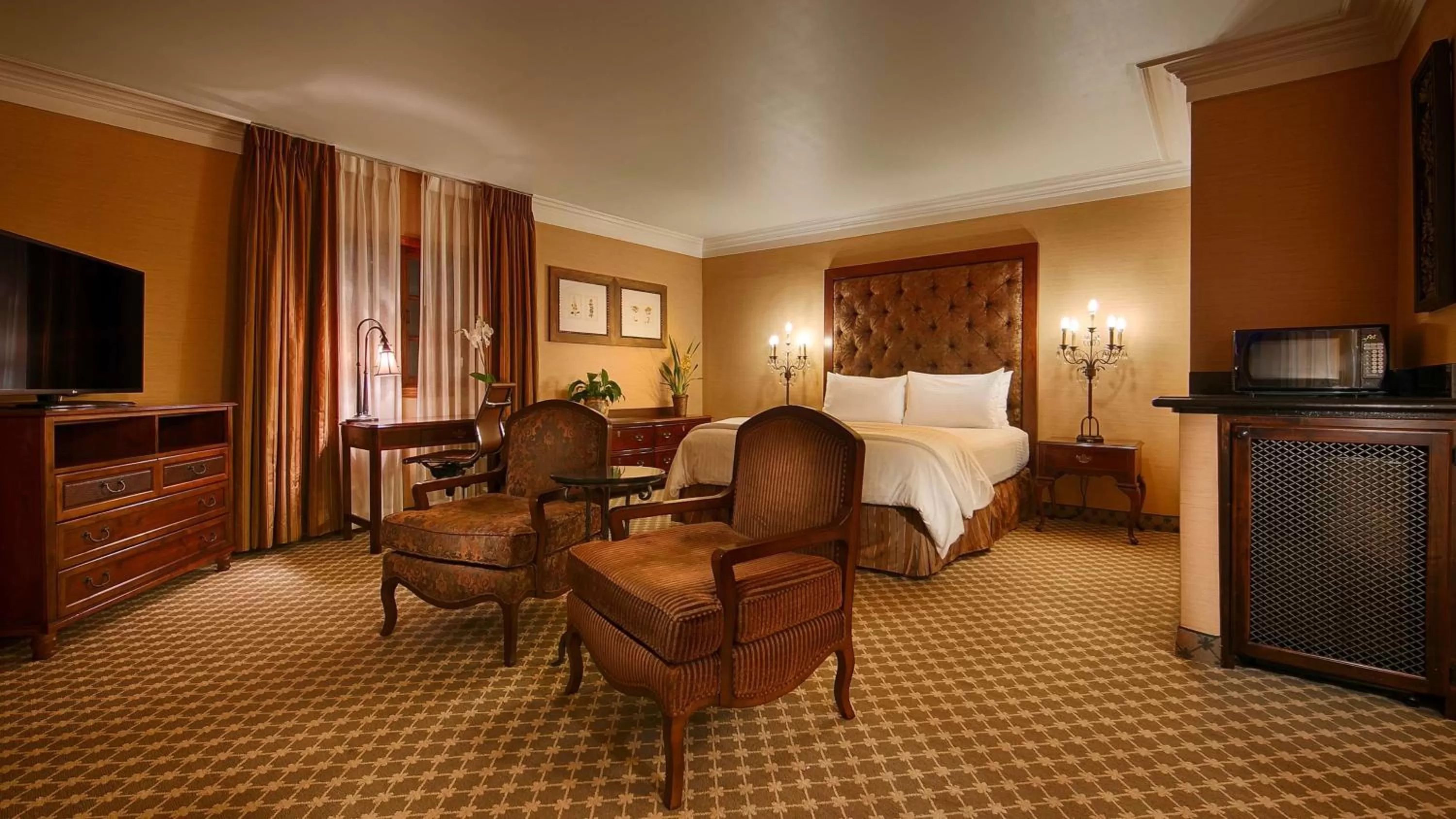 Photo of the whole room, Bed in Best Western Plus Sunset Plaza Hotel