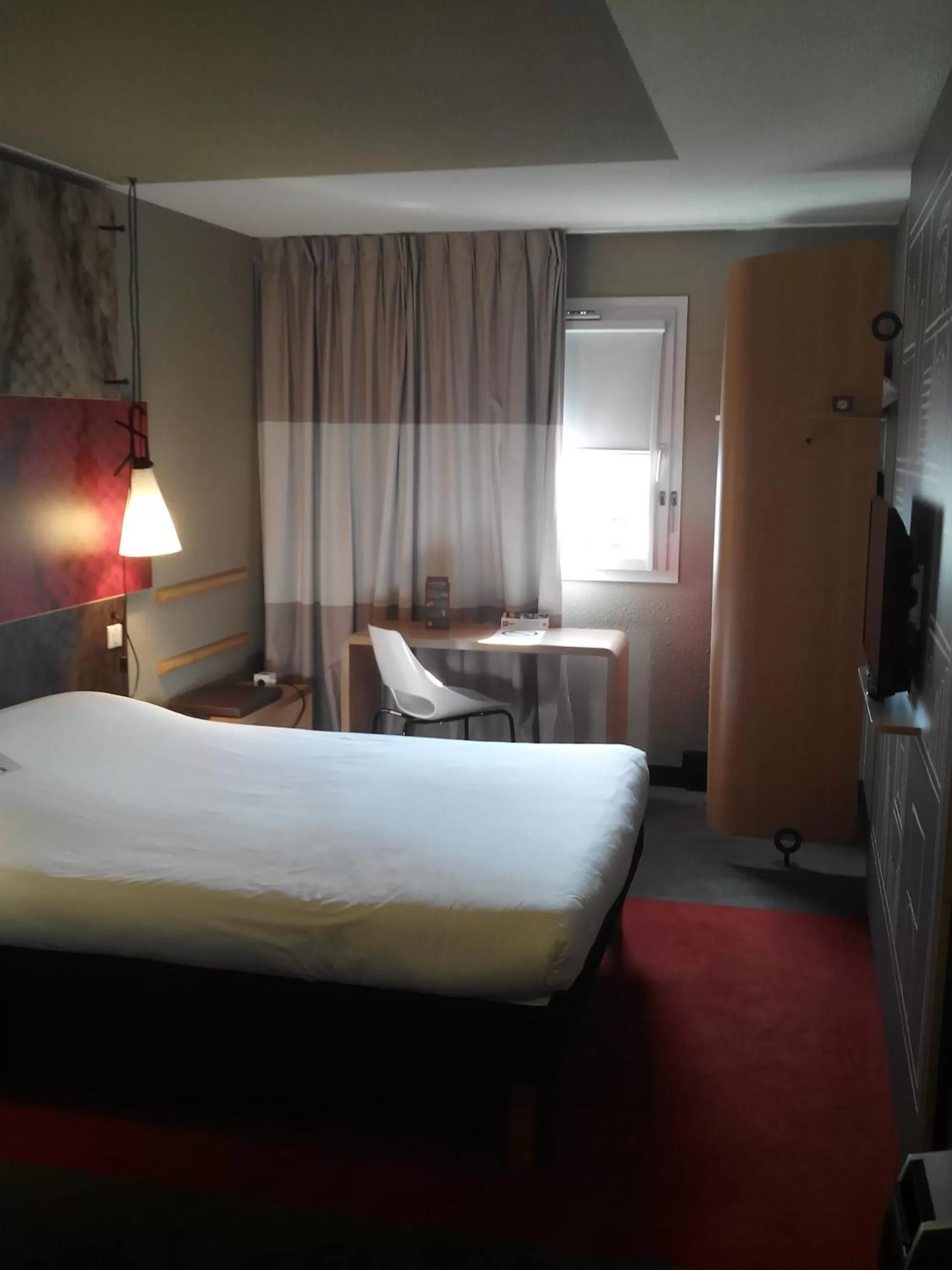 Photo of the whole room, Bed in Ibis Aéroport Bâle Mulhouse