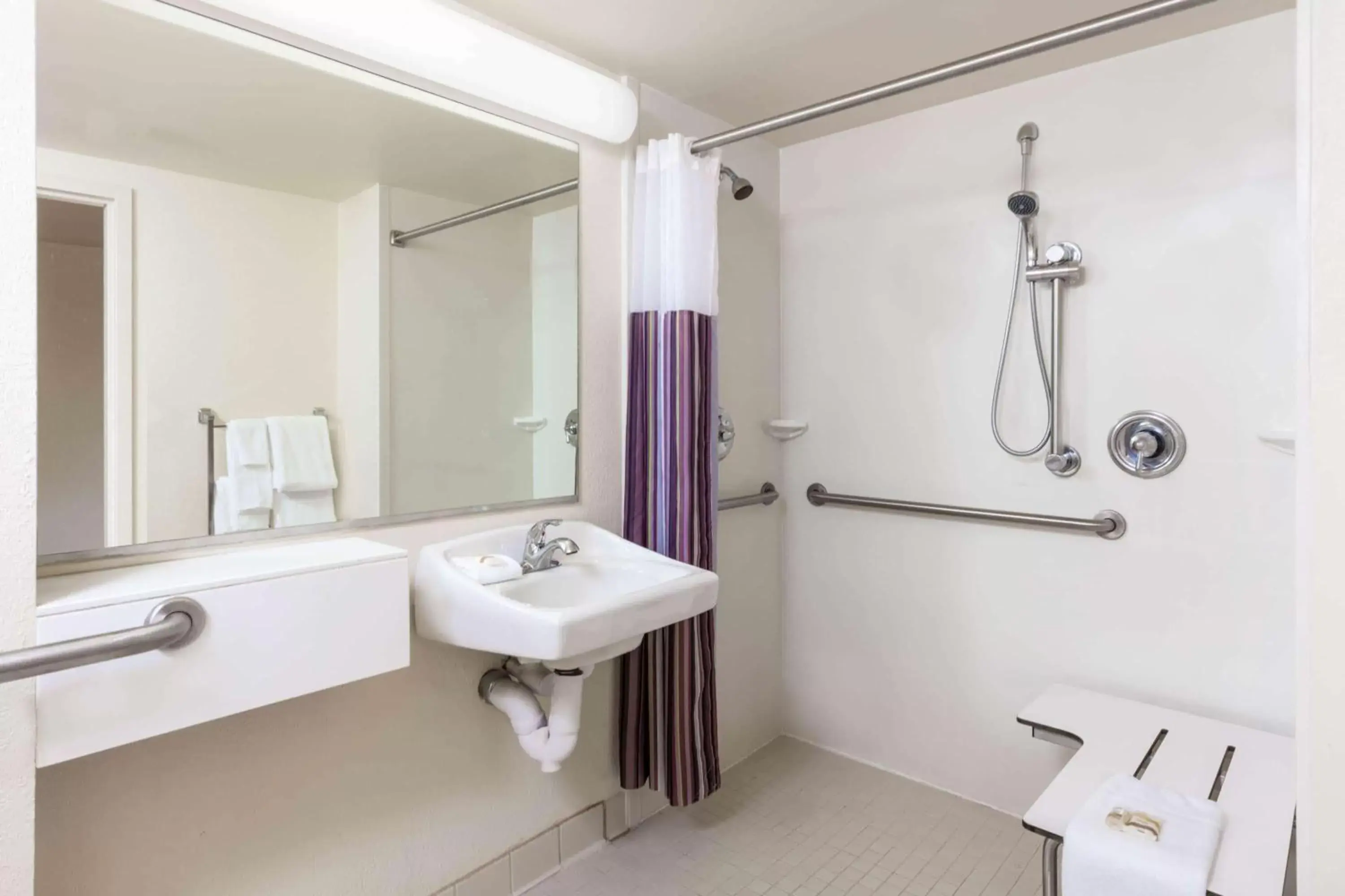 Shower, Bathroom in La Quinta by Wyndham Garden City
