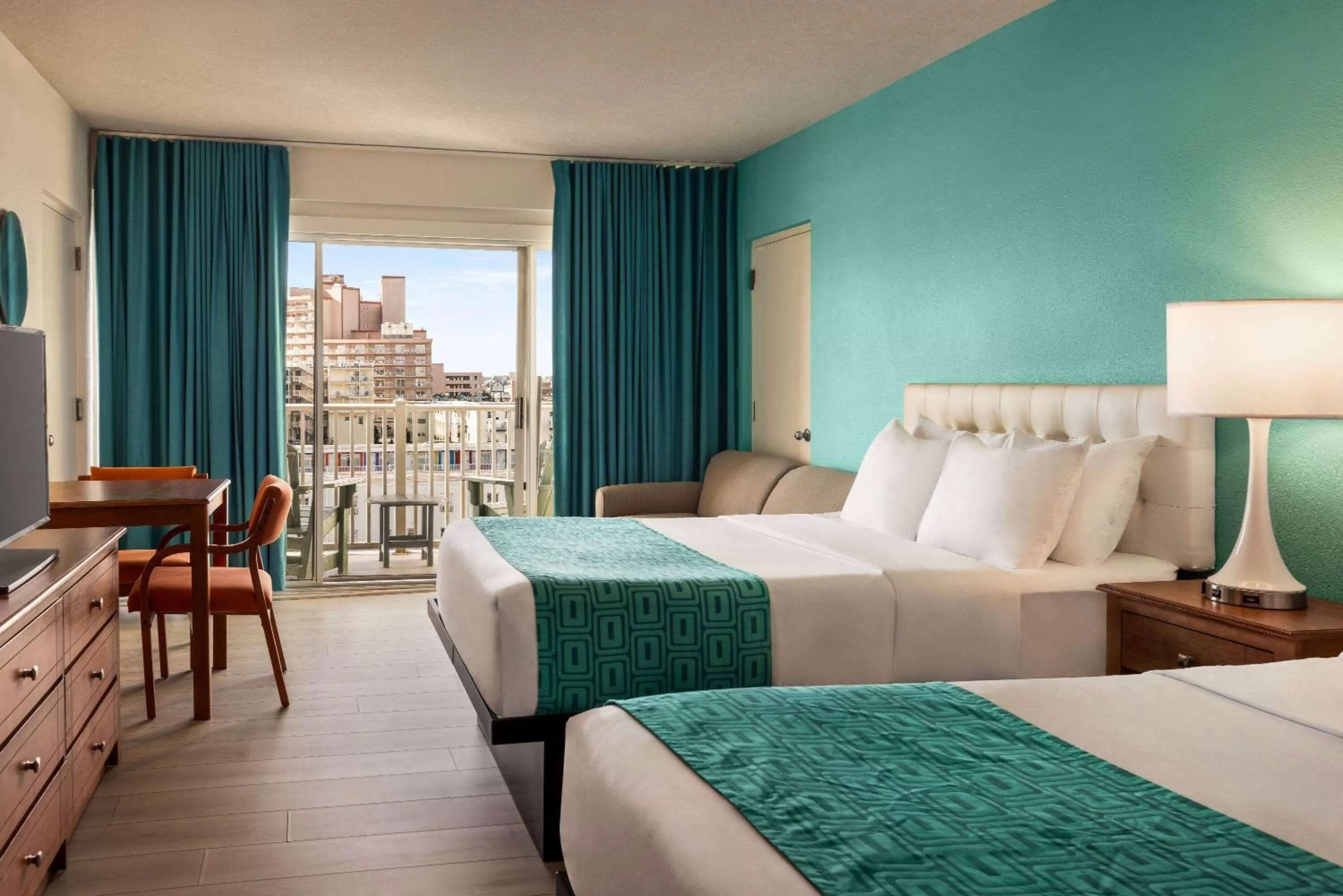 Photo of the whole room, Bed in Howard Johnson by Wyndham Ocean City Oceanfront