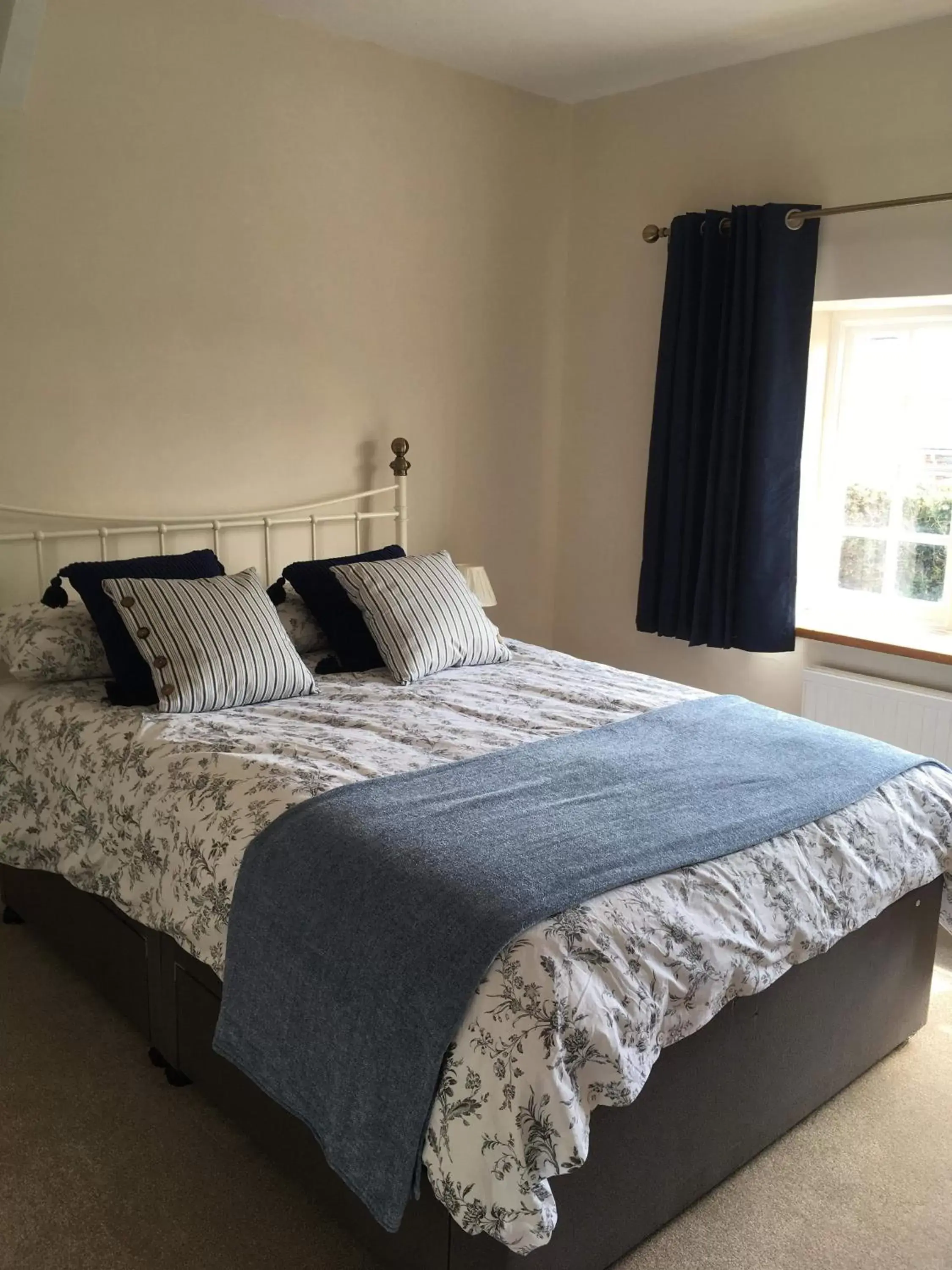 Bedroom, Bed in Blue Lion Inn