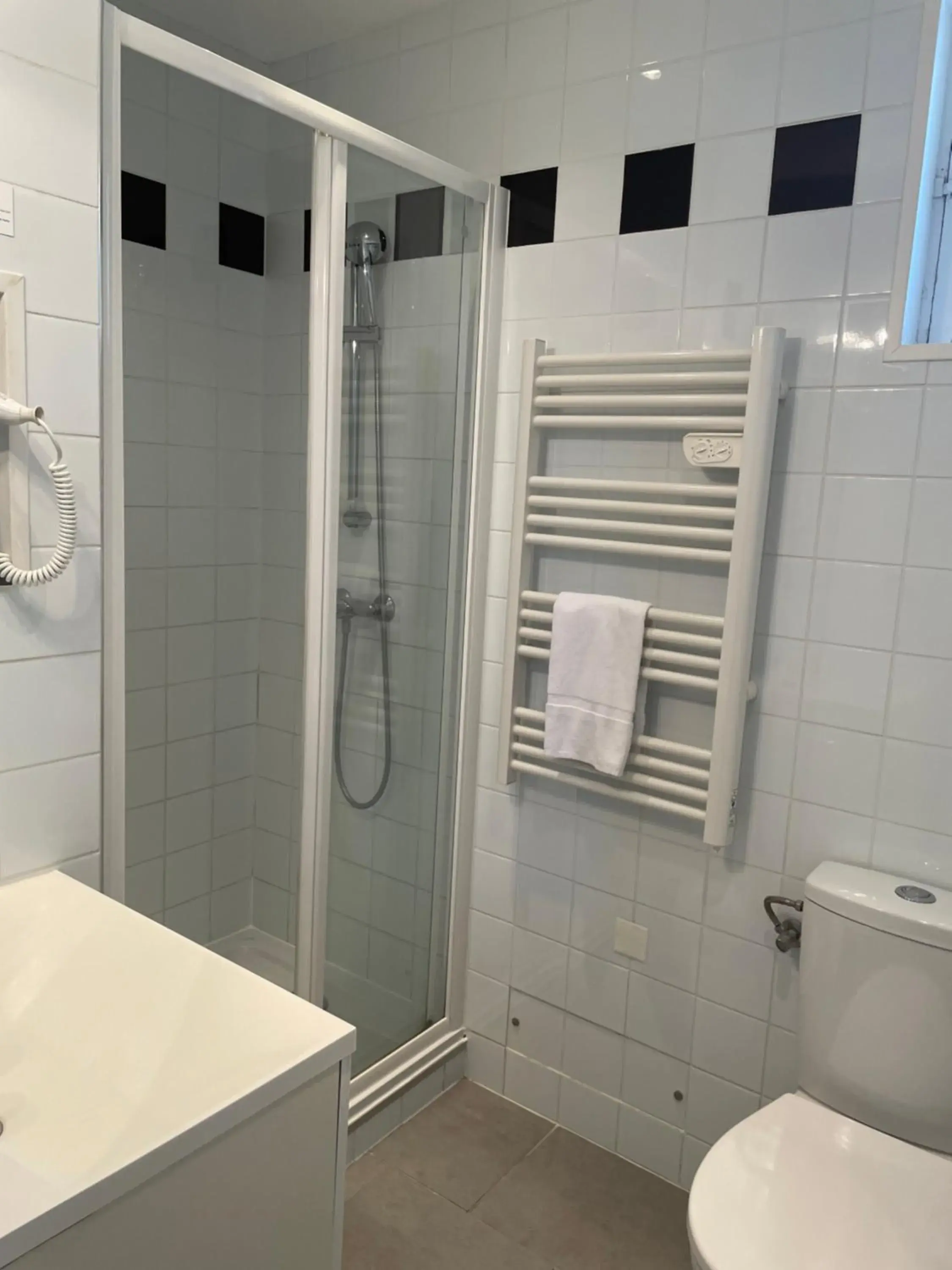Shower, Bathroom in Hôtel de la Plage