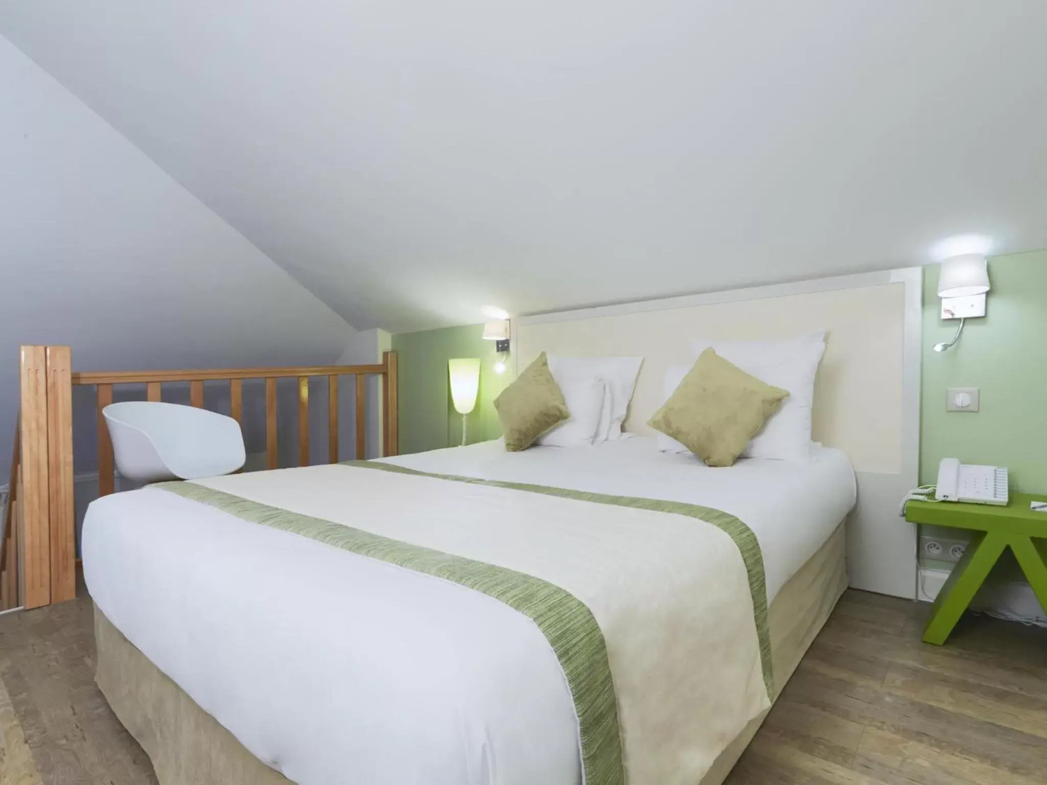 Bedroom, Bed in Kyriad Paris 18 - Porte de Clignancourt - Montmartre