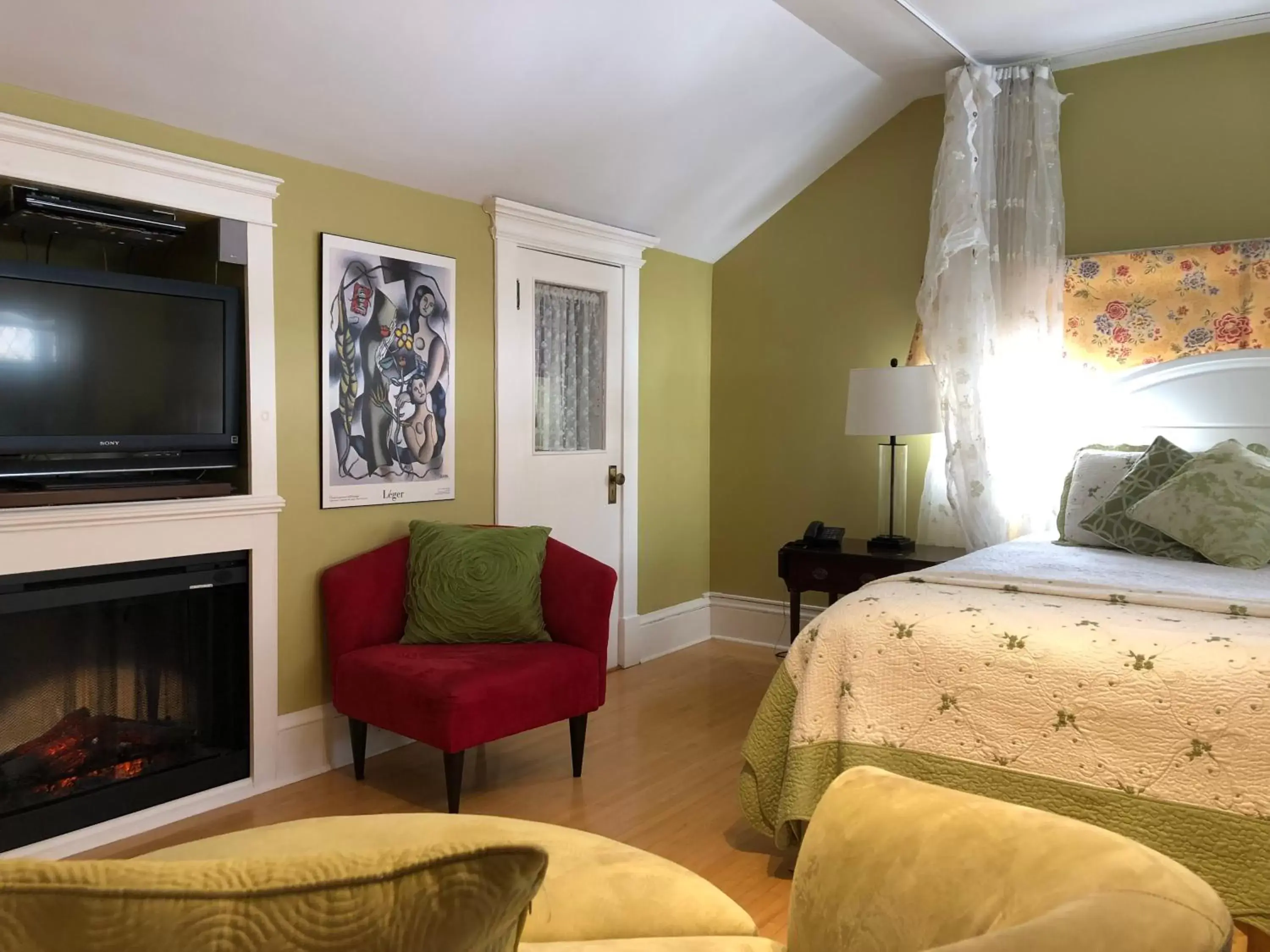 Bedroom, Bed in Leaside Manor