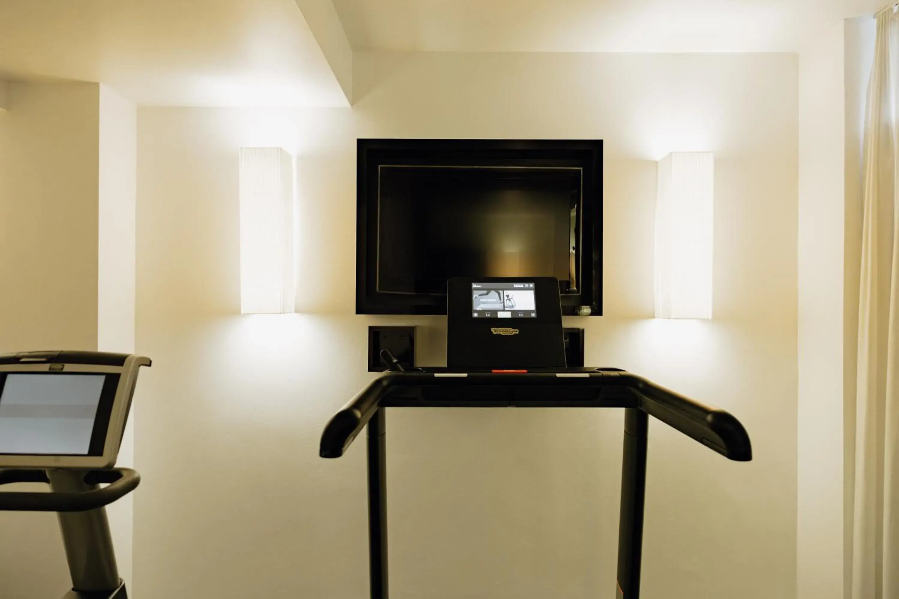 Fitness centre/facilities, TV/Entertainment Center in The Pure, a member of Design Hotels