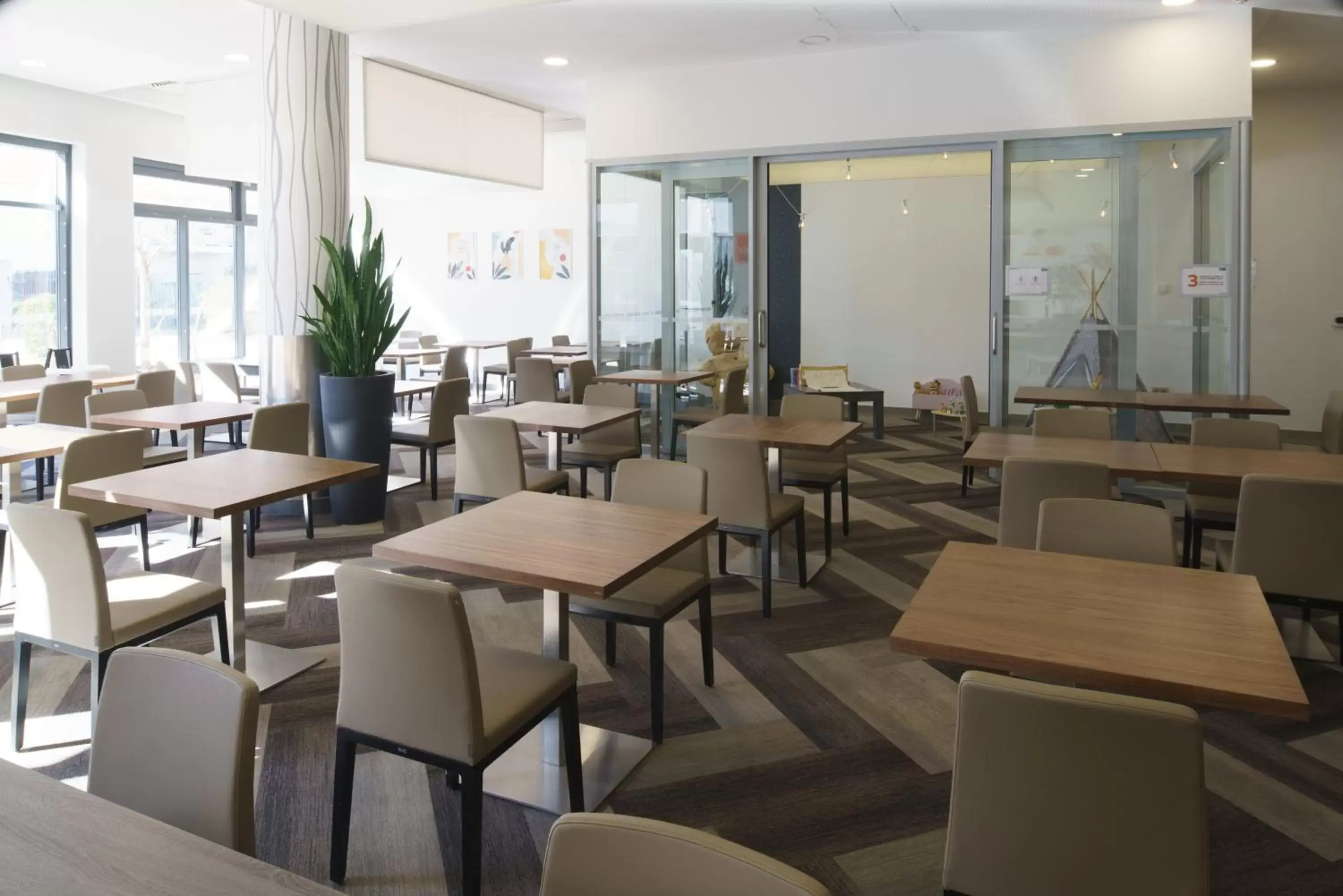 Breakfast, Restaurant/Places to Eat in Holiday Inn Express Strasbourg Centre, an IHG Hotel