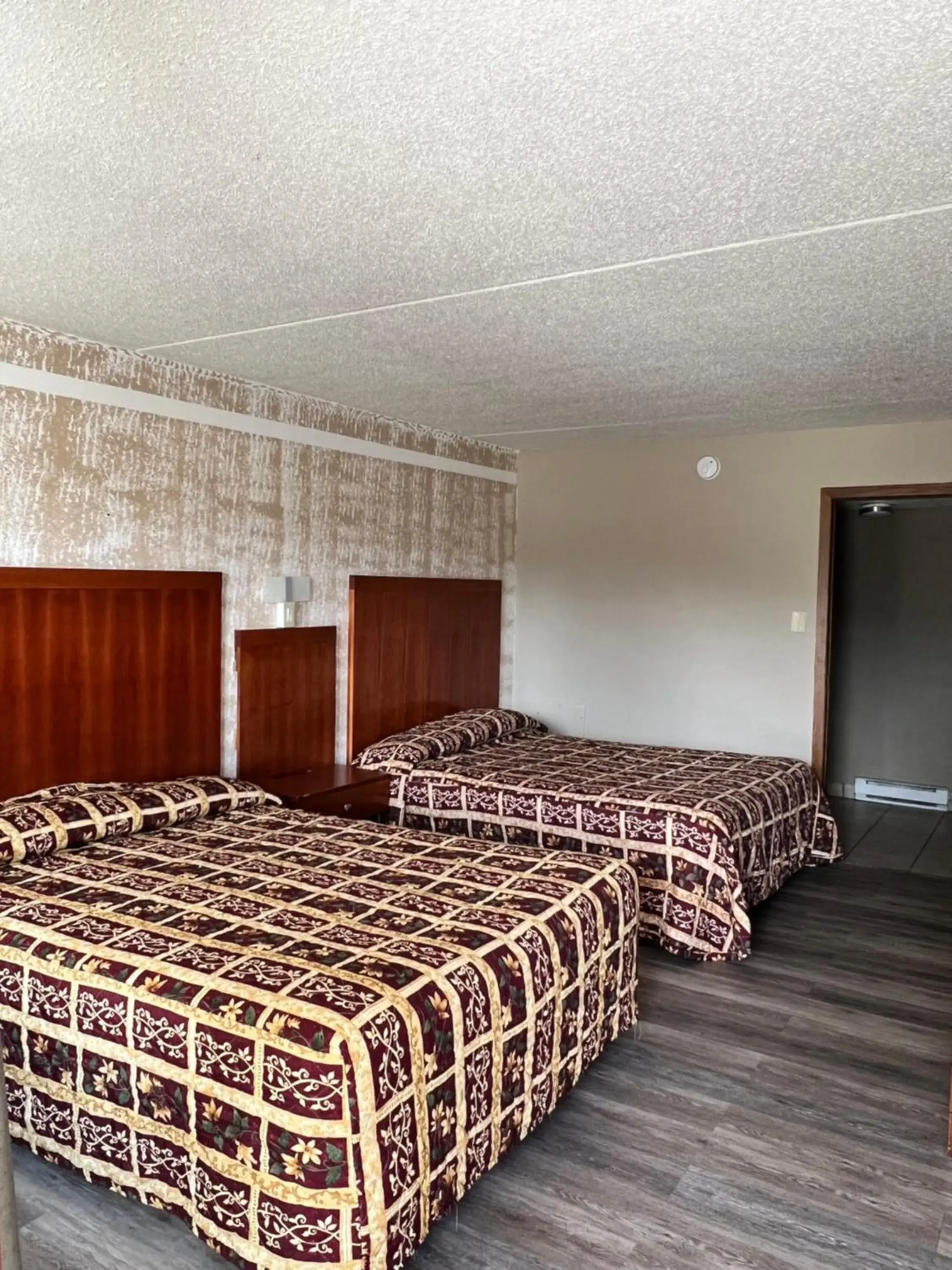 Photo of the whole room, Bed in Devils Lake Inn