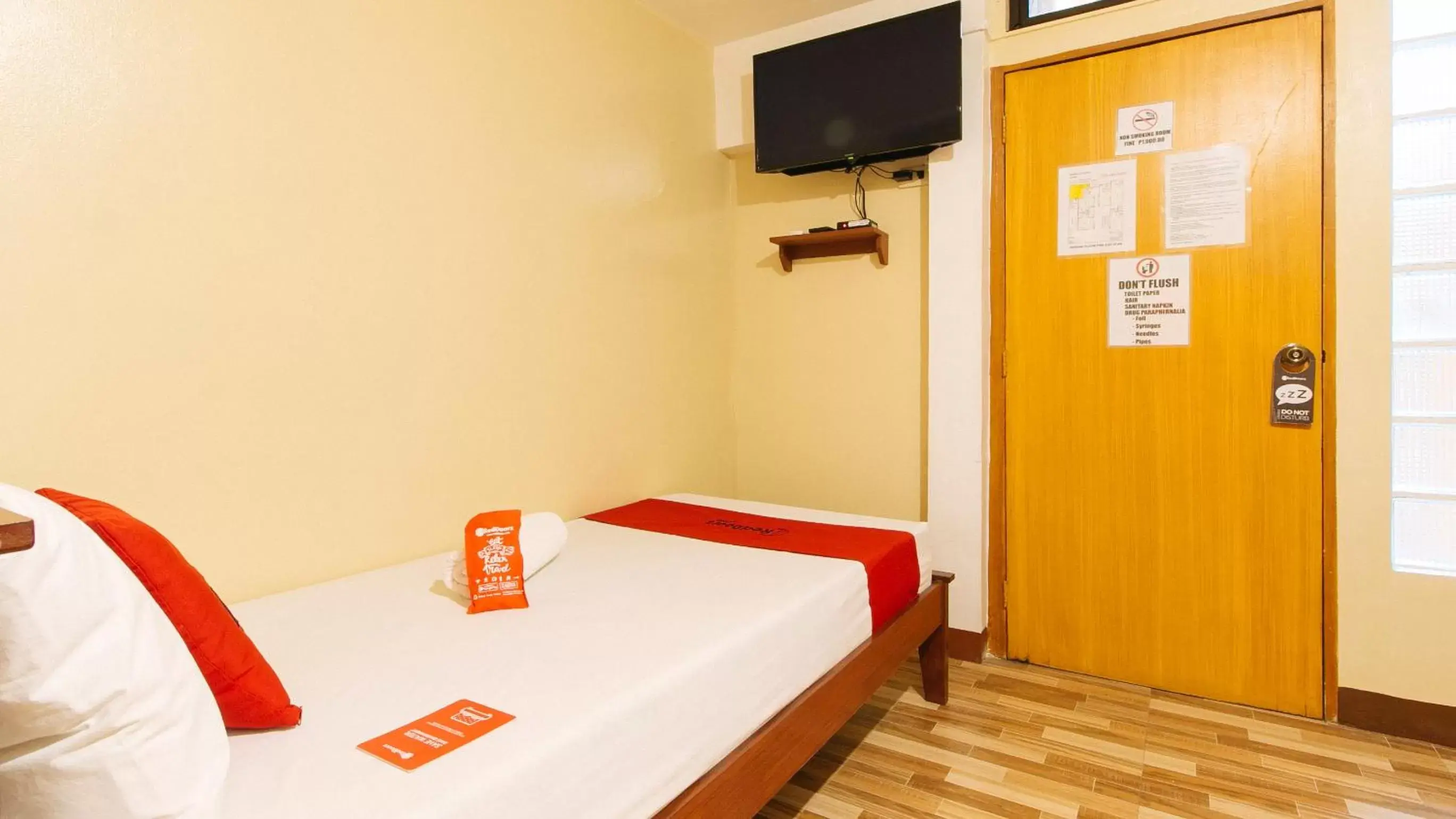 TV and multimedia, Bed in RedDoorz near PNR Espana Station