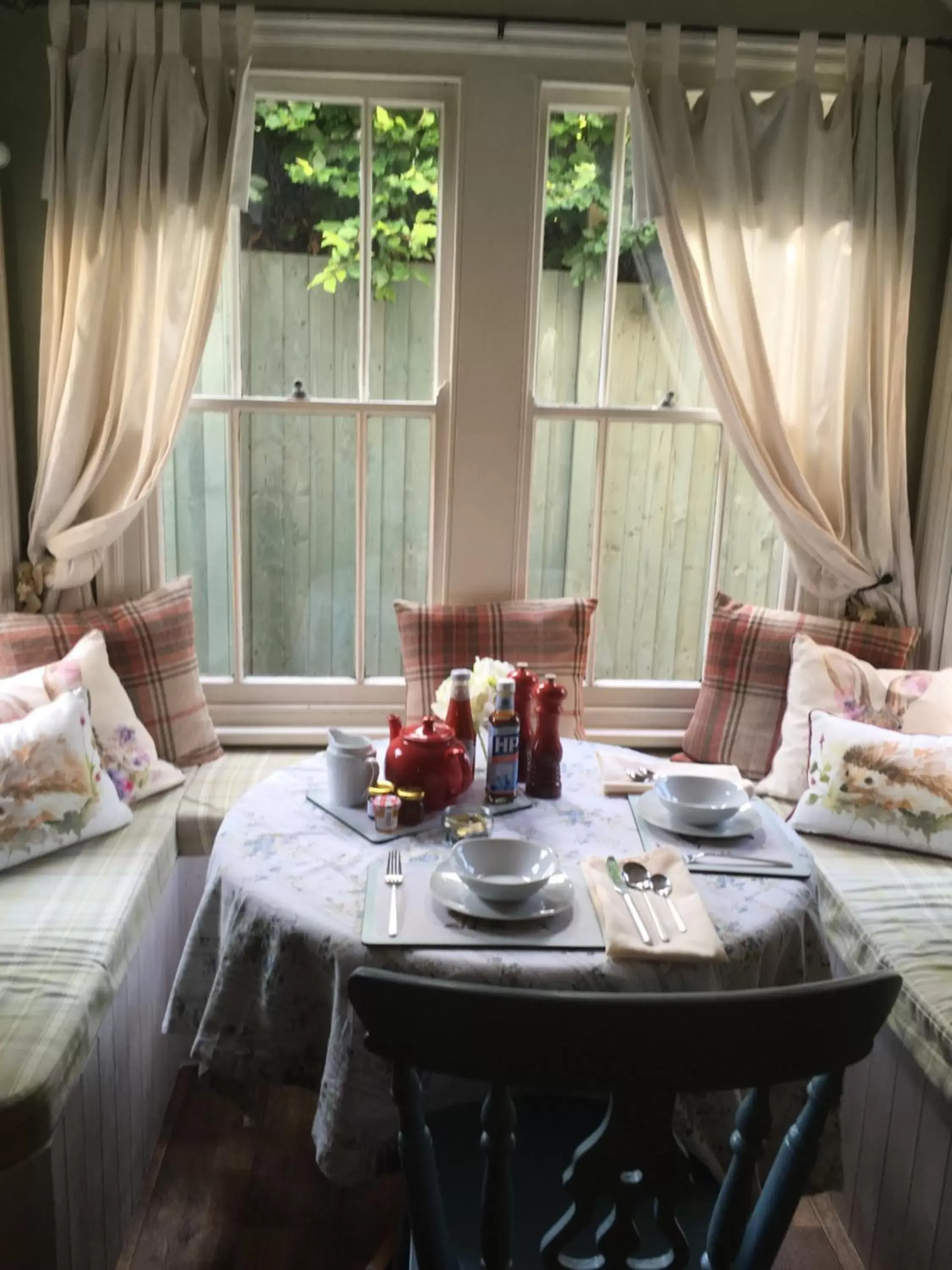 Restaurant/Places to Eat in Lodbourne House B&B