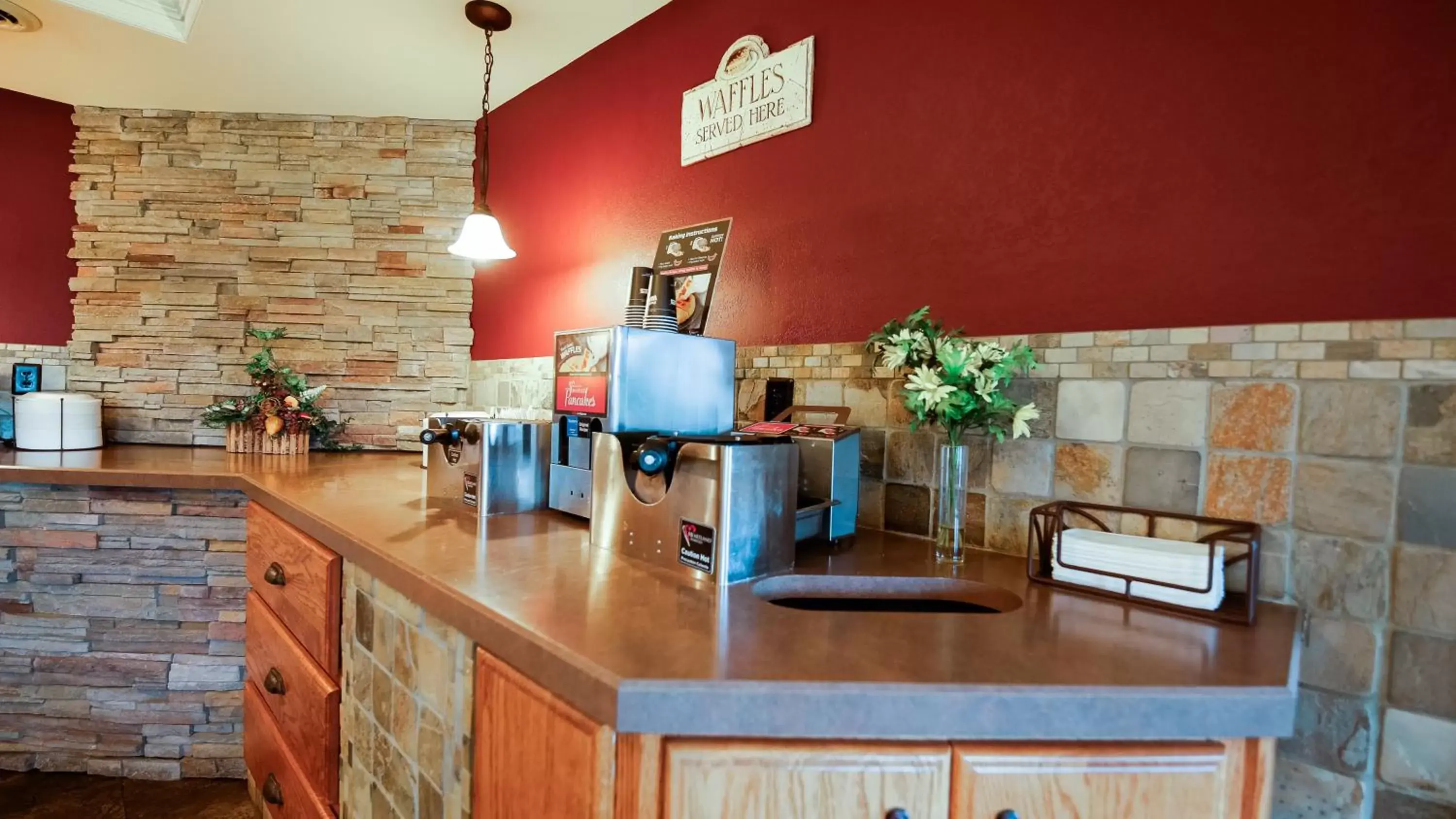 Buffet breakfast, Kitchen/Kitchenette in Van Buren Hotel