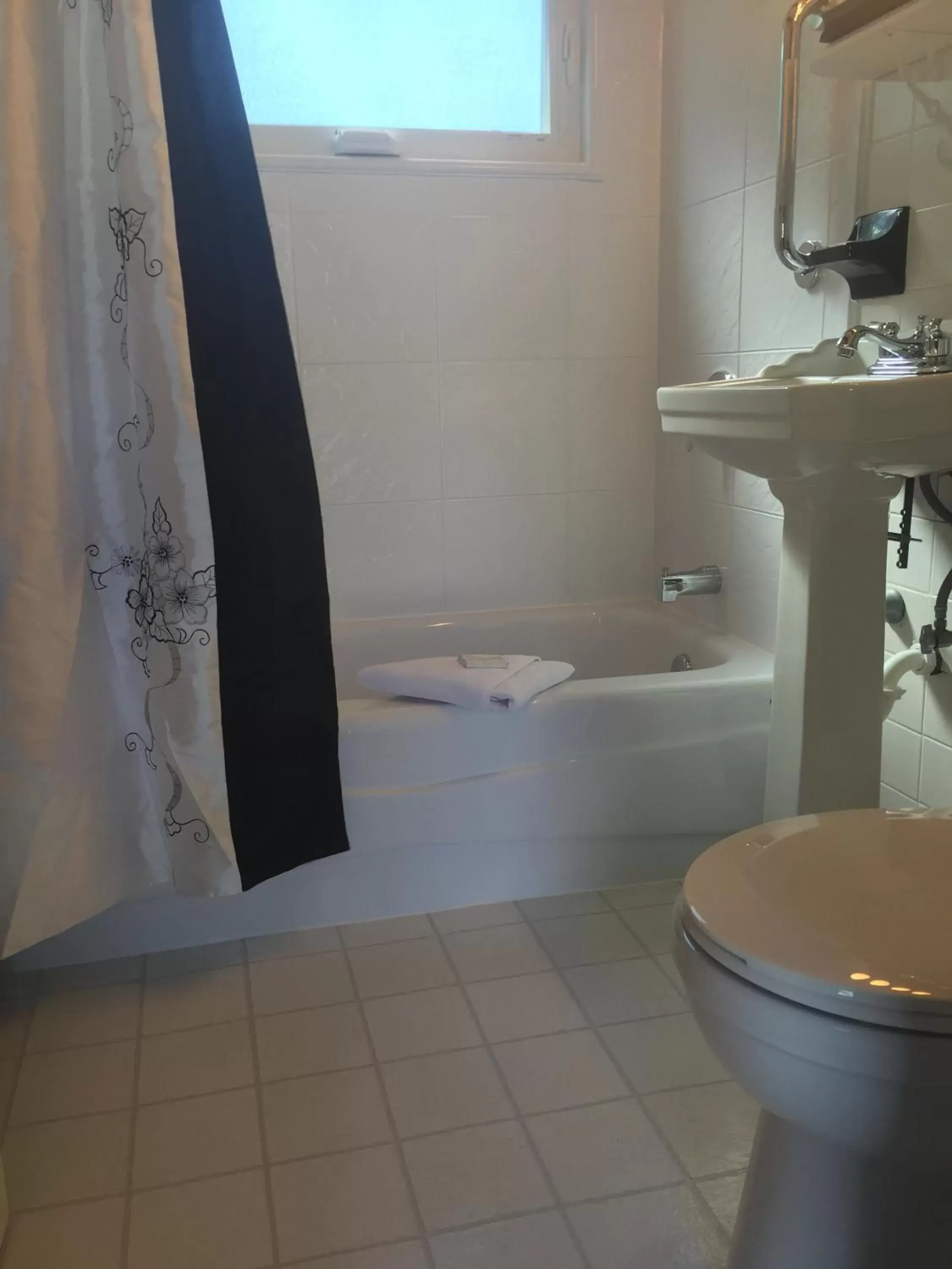 Shower, Bathroom in Claddagh Motel & Suites