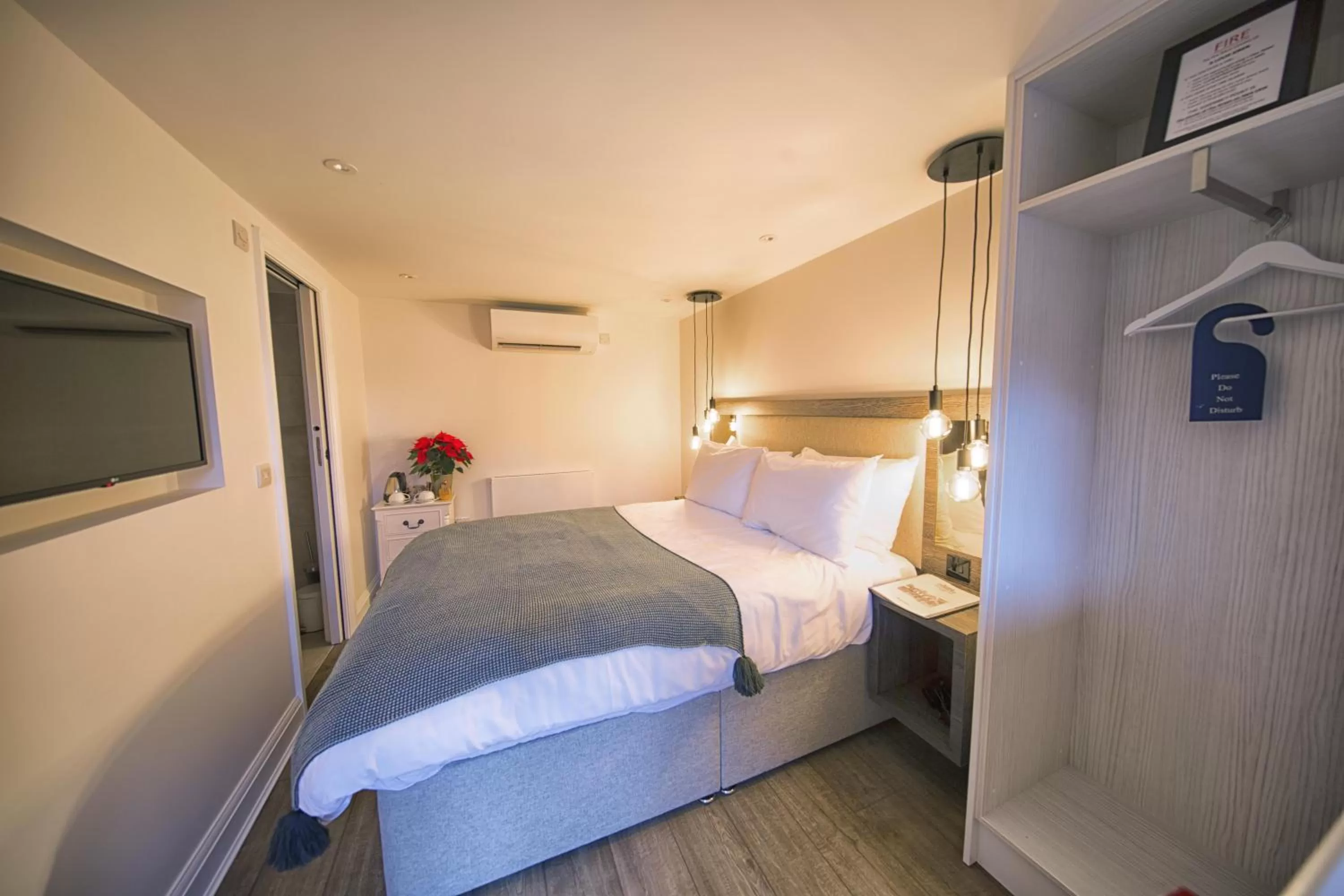 Bedroom, Bed in José Pizarro The Swan Inn