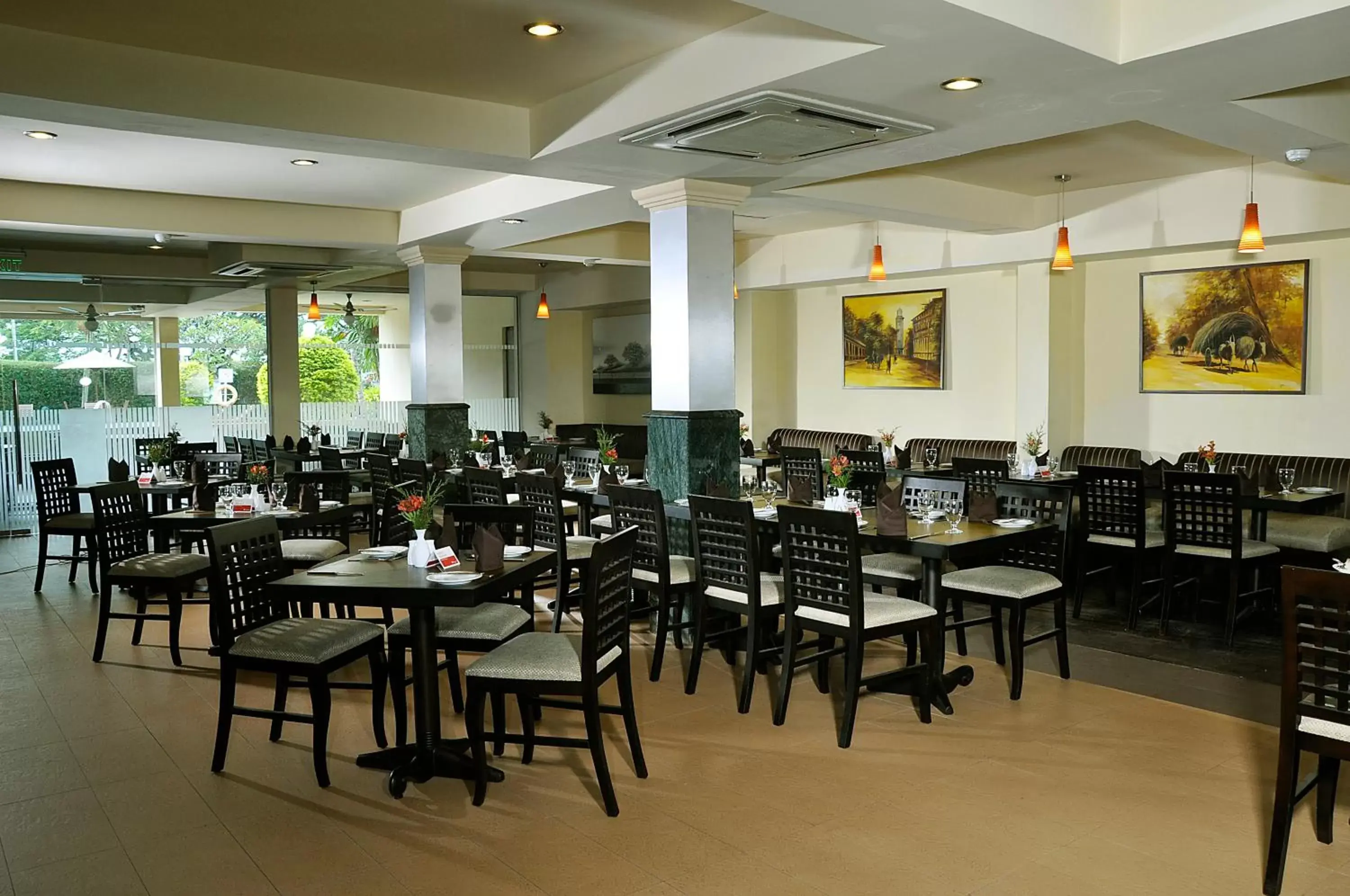 Lounge or bar, Restaurant/Places to Eat in Ramada Katunayake