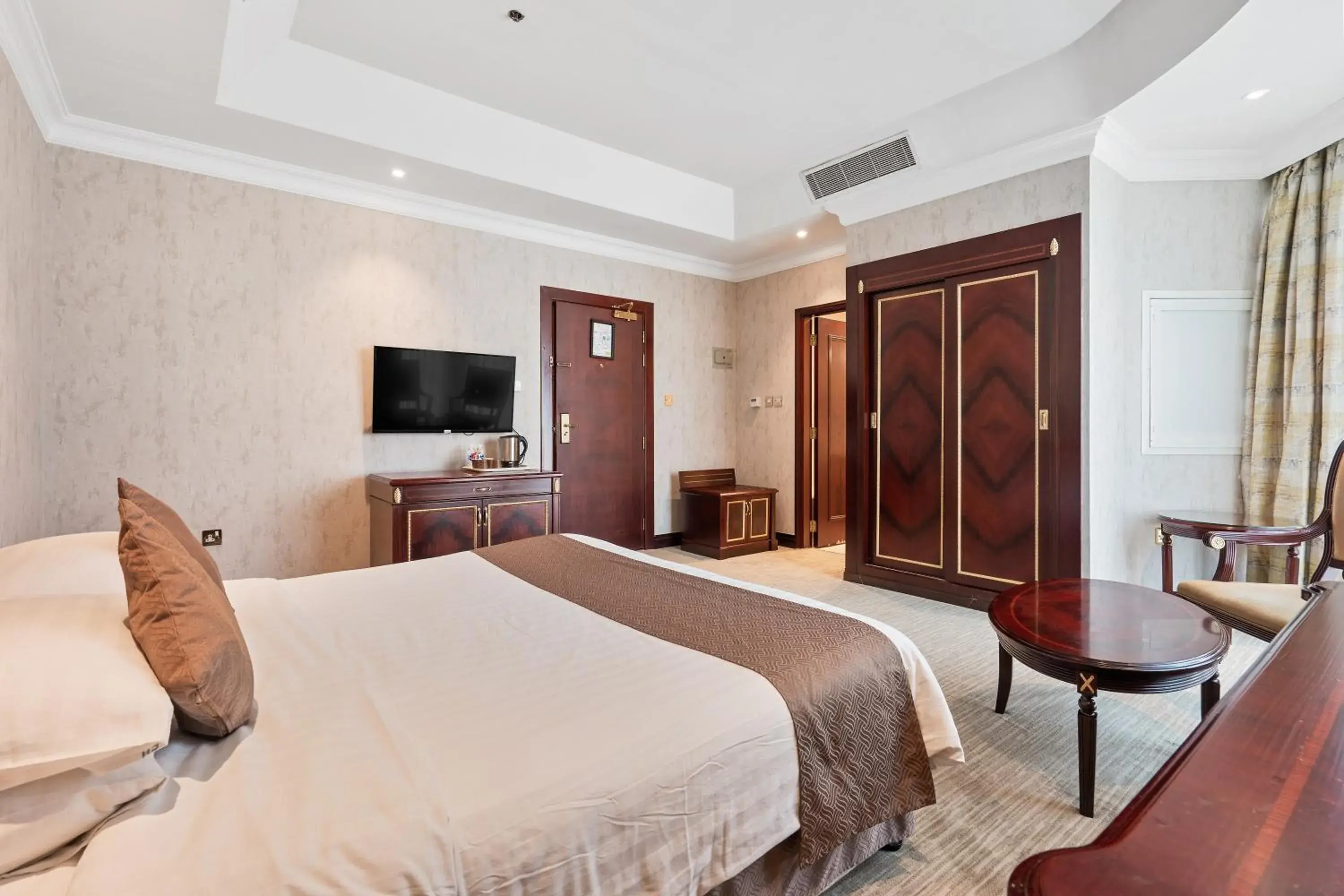 Bedroom in Chairmen Hotel