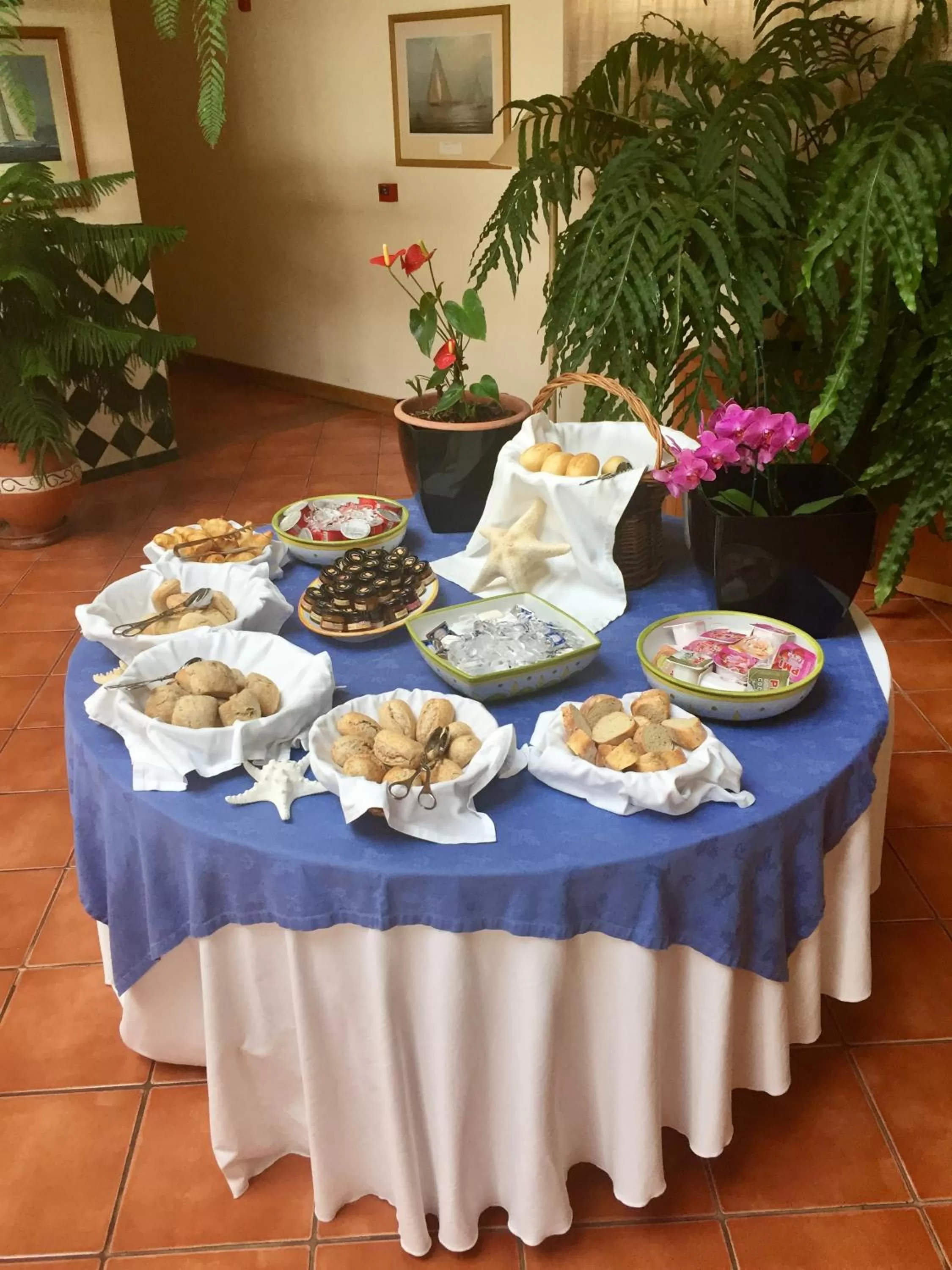 Restaurant/places to eat in Albatroz Beach & Yacht Club