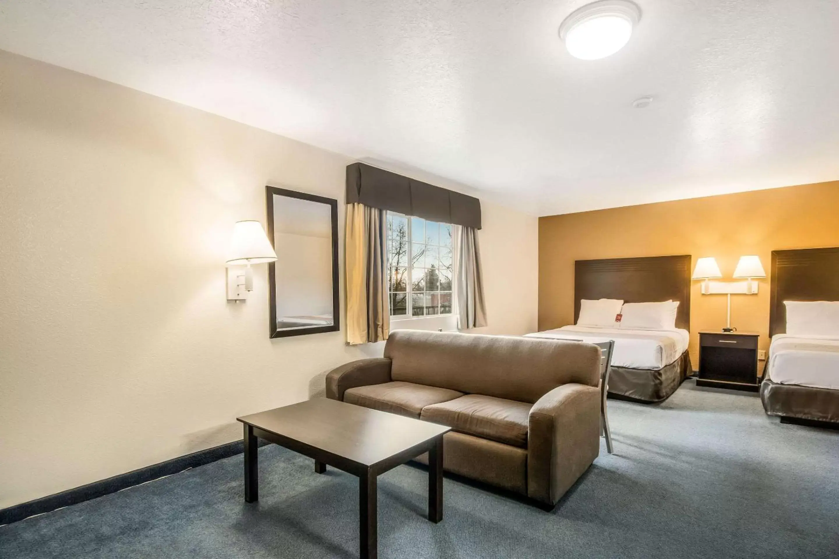 Photo of the whole room, Seating Area in Econo Lodge Corvallis Near University