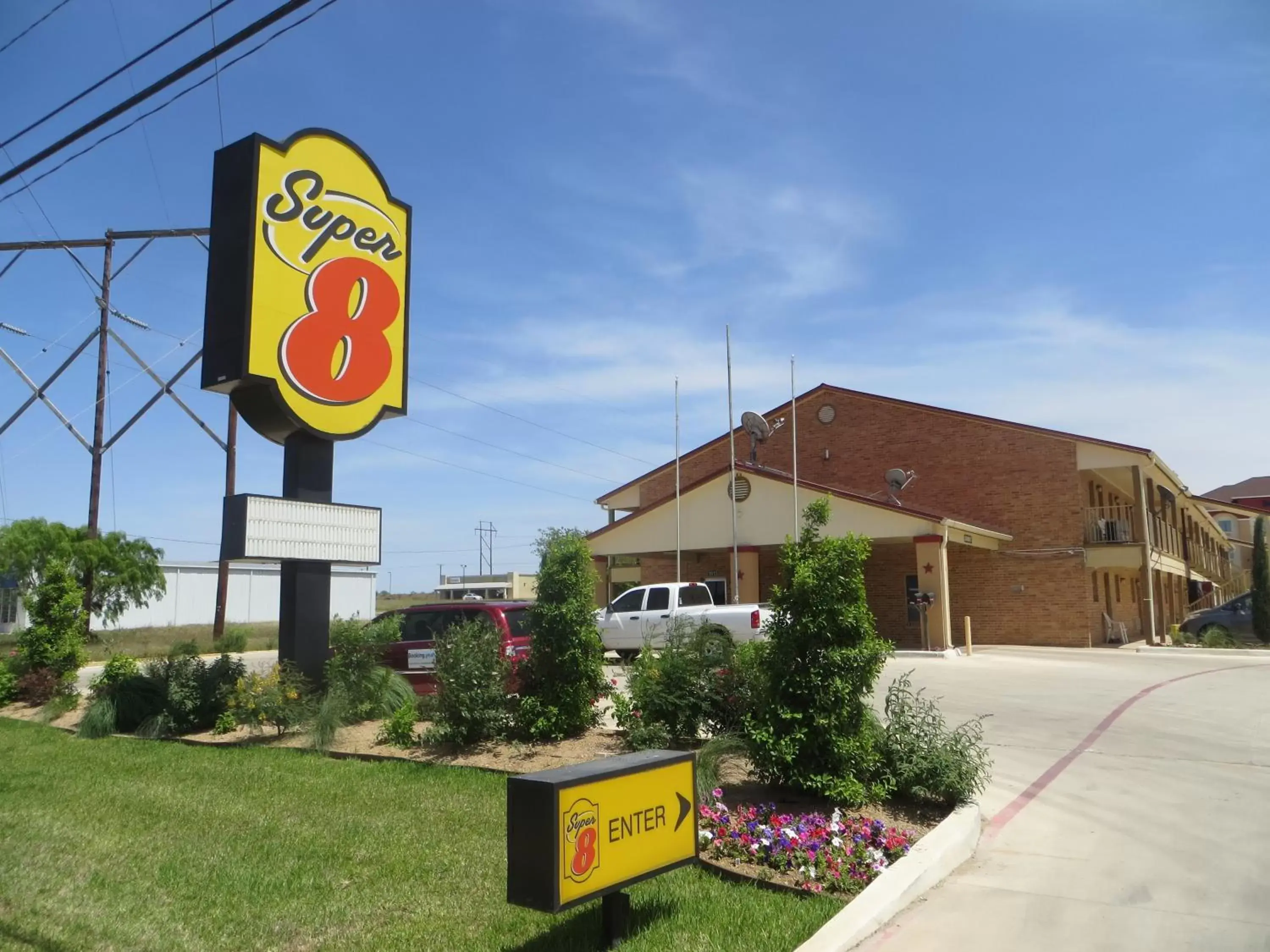 Facade/entrance, Property Building in Super 8 by Wyndham Pleasanton