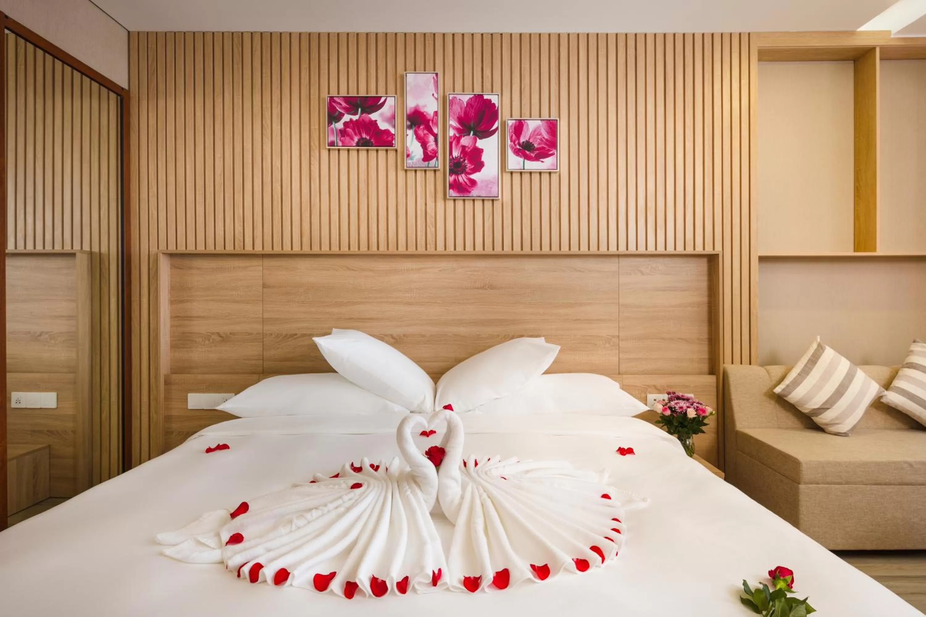 Bedroom, Bed in Emerald Bay Hotel & Spa Nha Trang