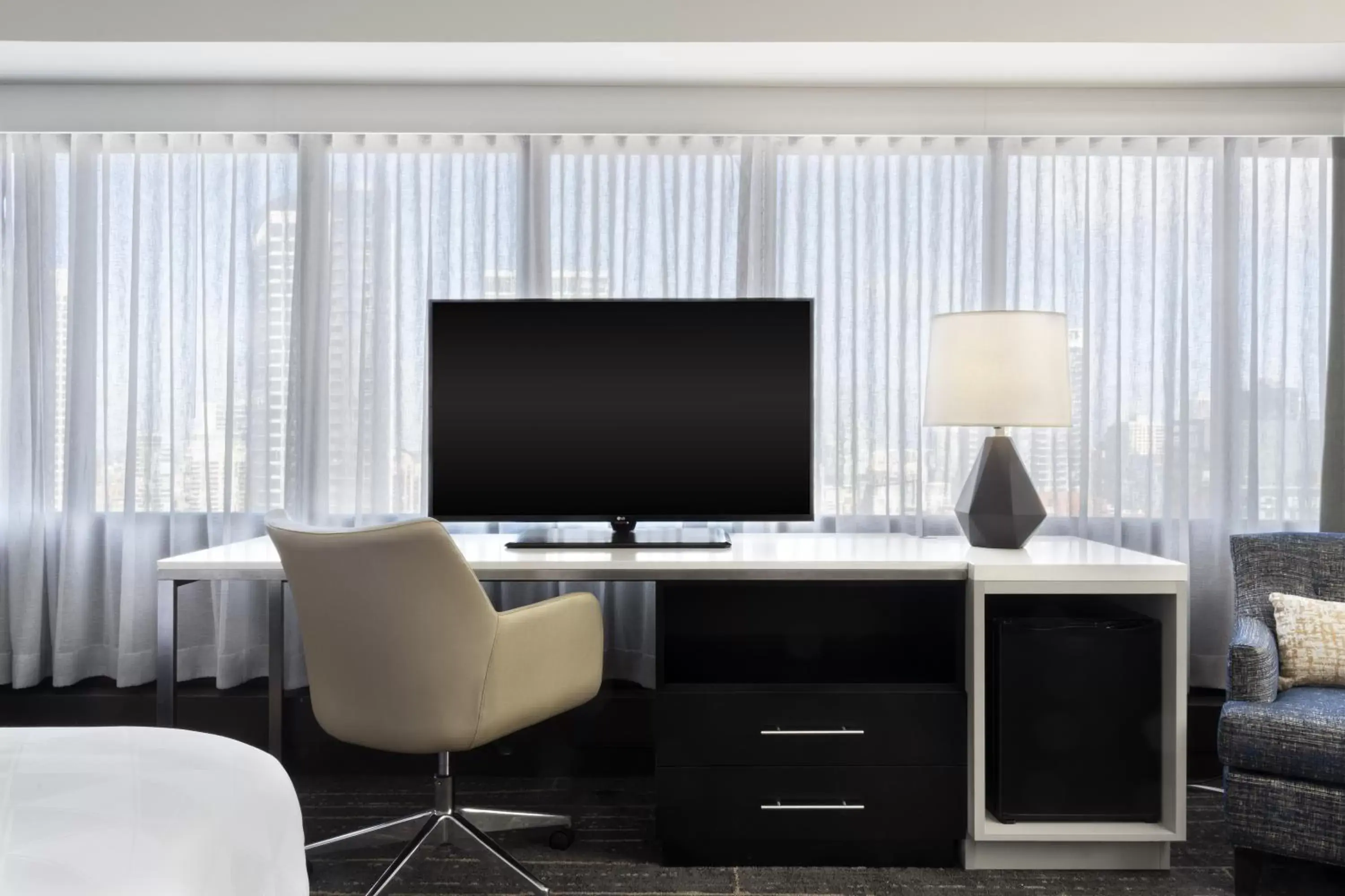TV and multimedia, TV/Entertainment Center in Holiday Inn - Chicago Dwtn - Wolf Point, an IHG Hotel