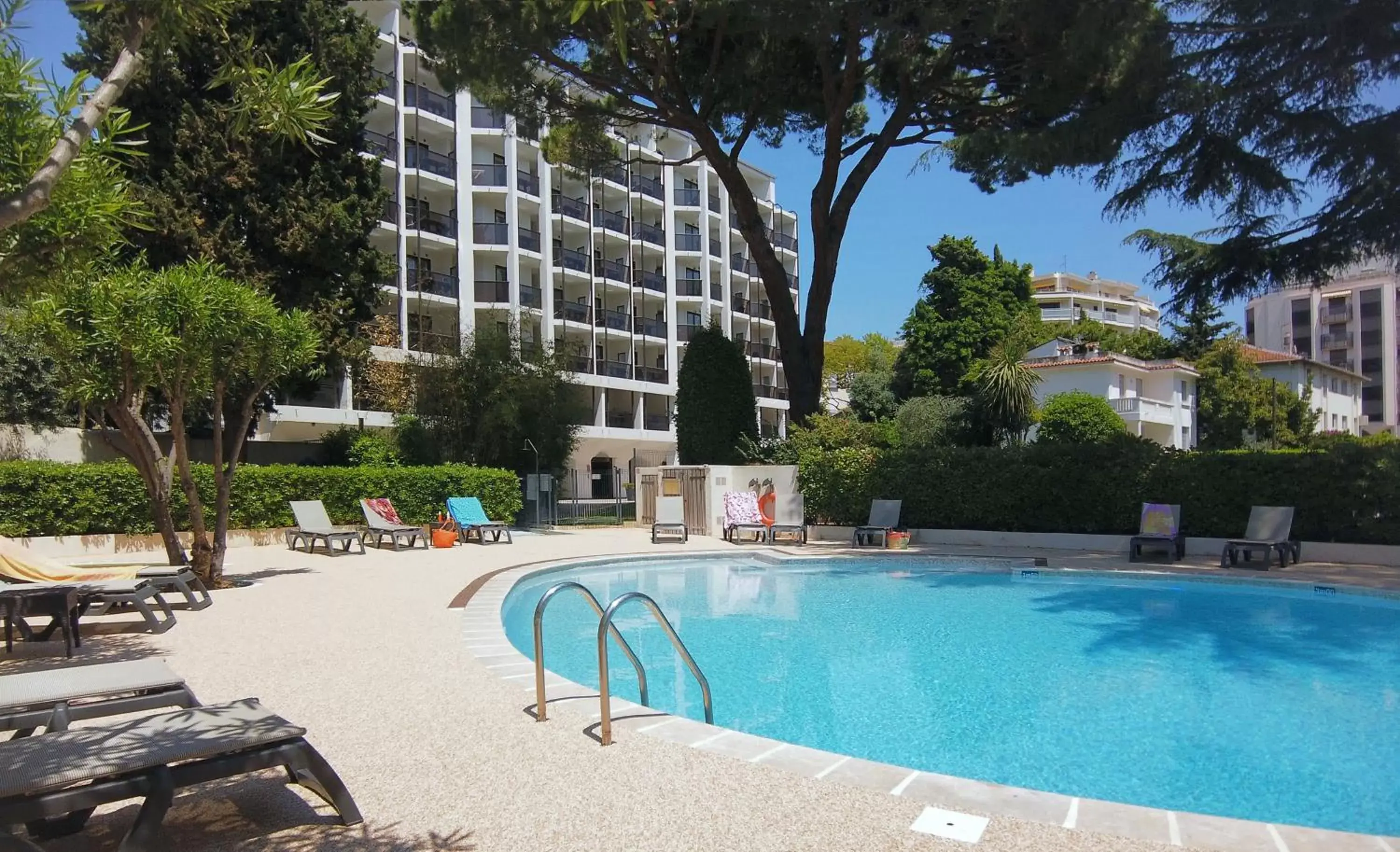 Property building, Swimming Pool in Résidence Residéal Premium Cannes