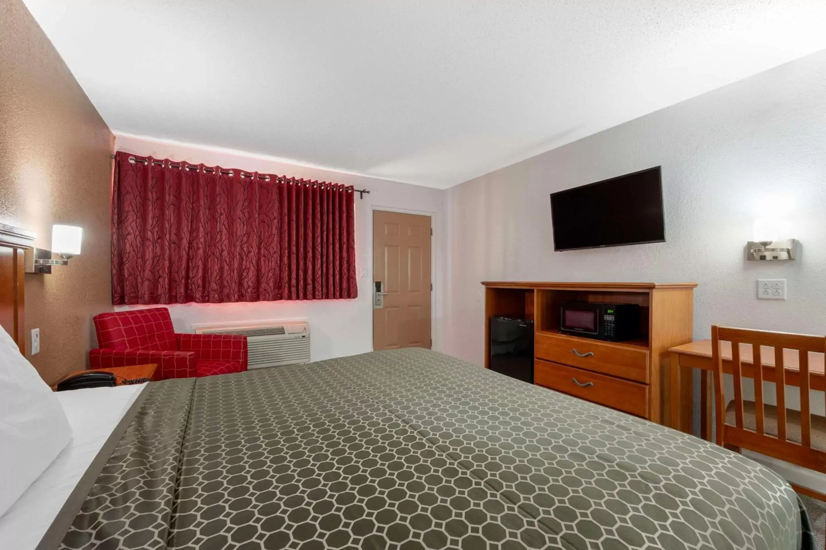 Bedroom, Bed in Rodeway Inn Terre Haute