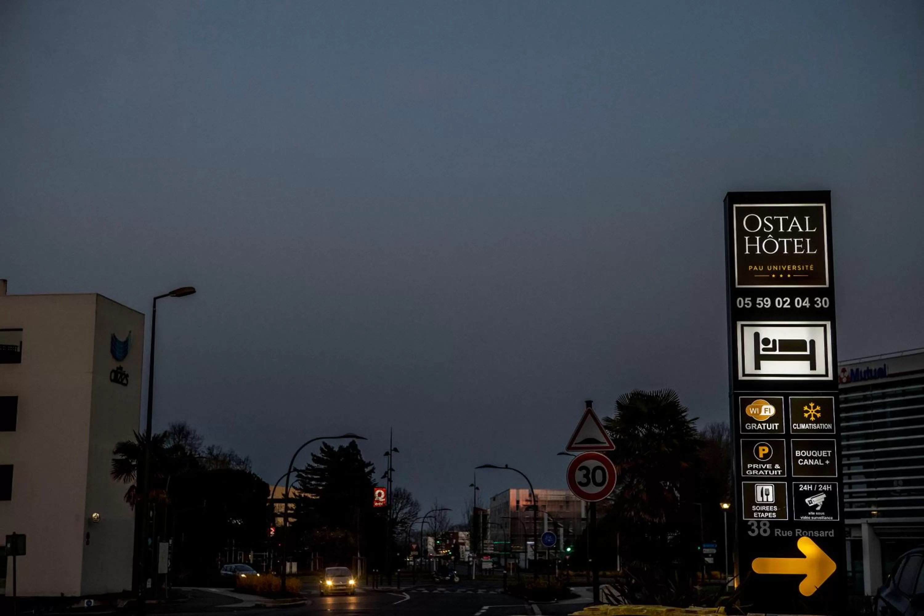 Night in Ostal Pau Universite - Sure Hotel Collection by Best Western