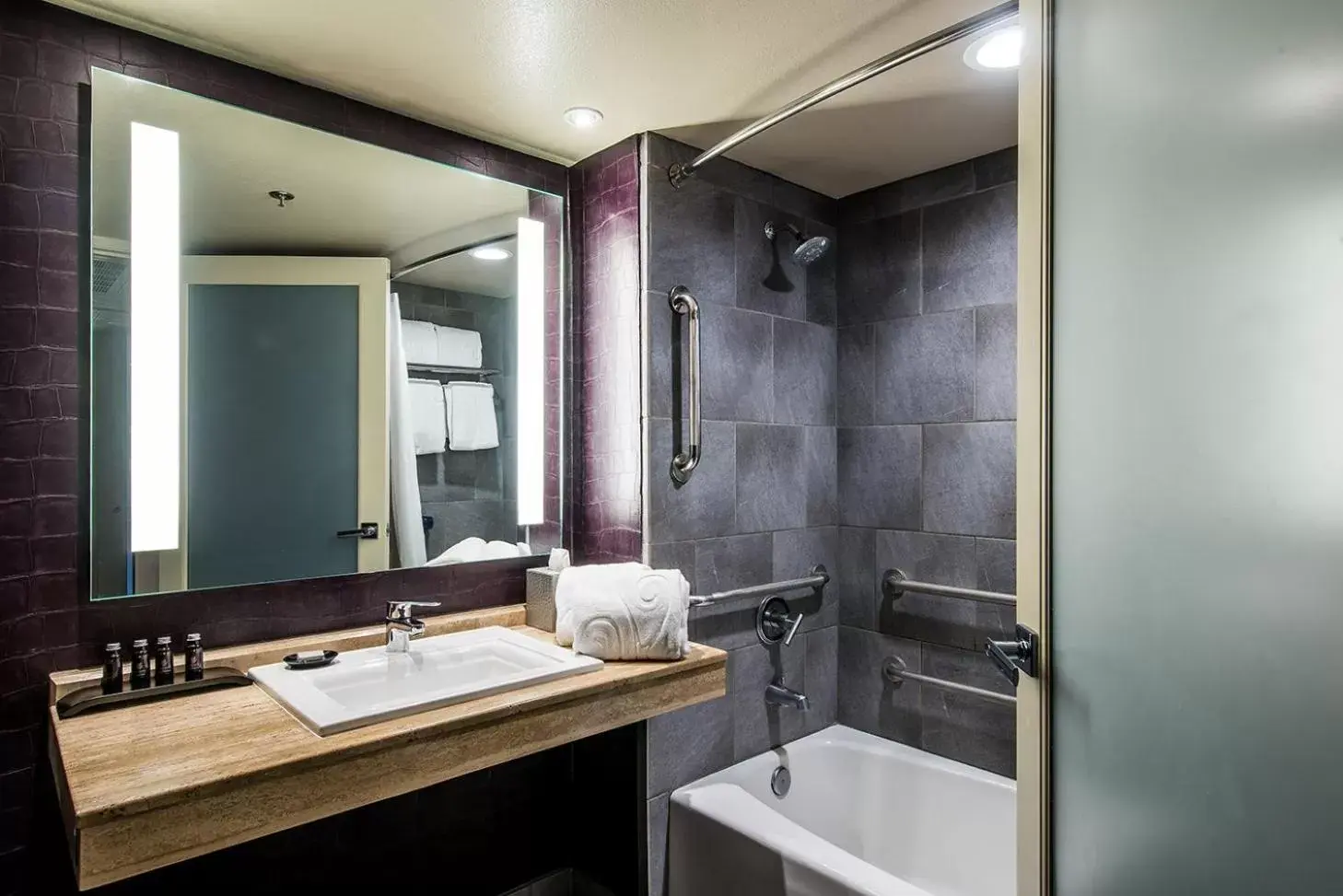 Shower, Bathroom in Hotel Zoso