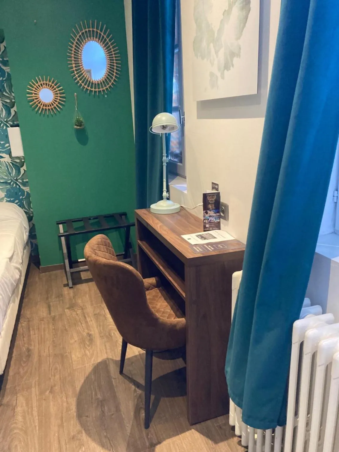 hair dresser, Bed in Hôtel du Commerce