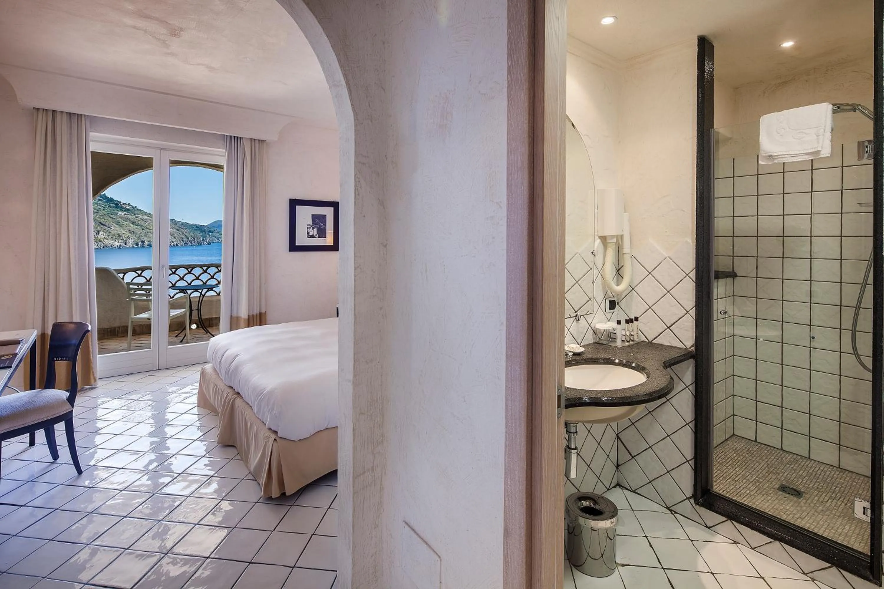 Bathroom, Bed in Therasia Resort Sea and SPA - The Leading Hotels of the World