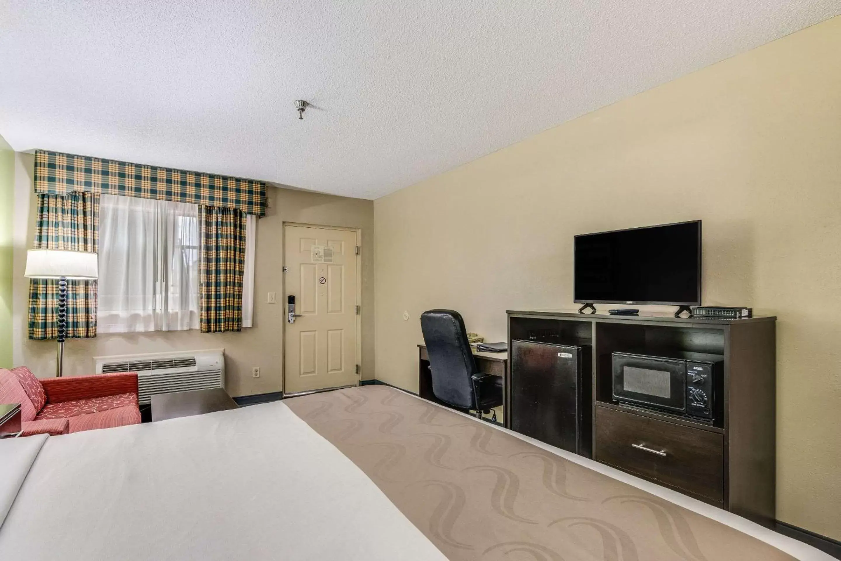 Photo of the whole room, TV/Entertainment Center in Quality Inn & Suites Dublin