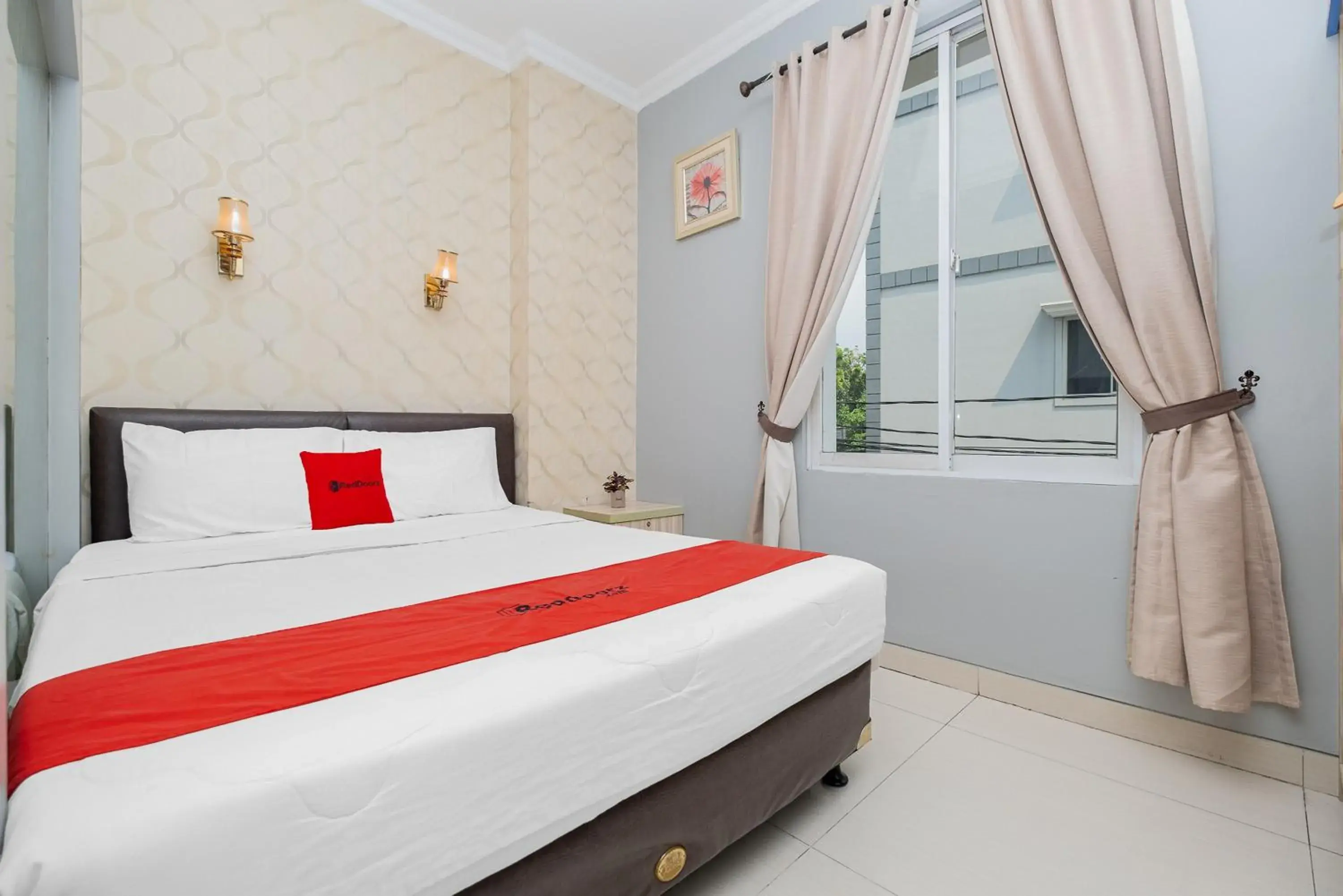 Bed in RedDoorz Plus @ Cideng Barat Bed in RedDoorz Plus @ Cideng Barat