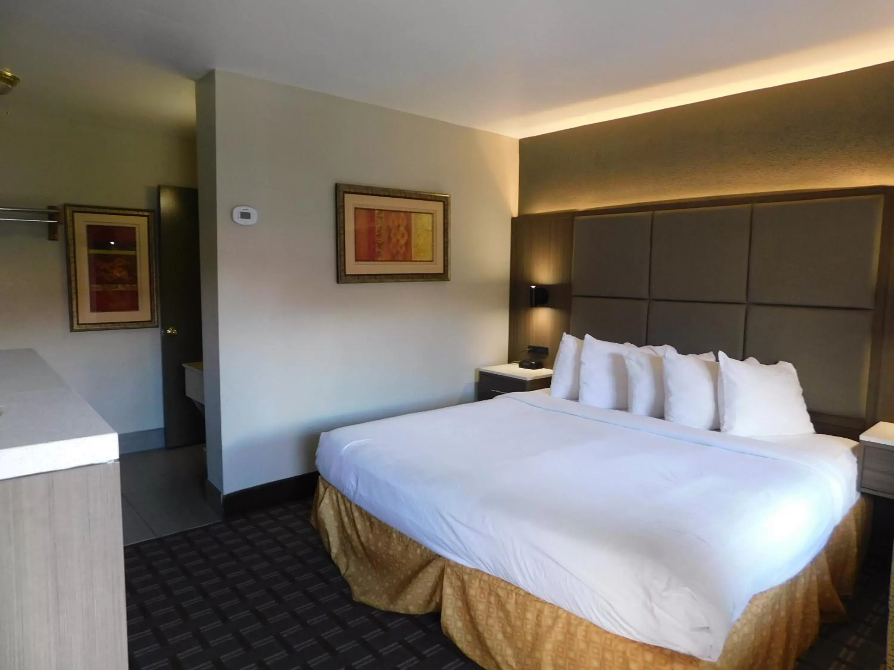 Standard Room, 1 King Bed, Non Smoking in Days Inn & Suites by Wyndham Downtown Gatlinburg Parkway Standard Room, 1 King Bed, Non Smoking in Days Inn & Suites by Wyndham Downtown Gatlinburg Parkway