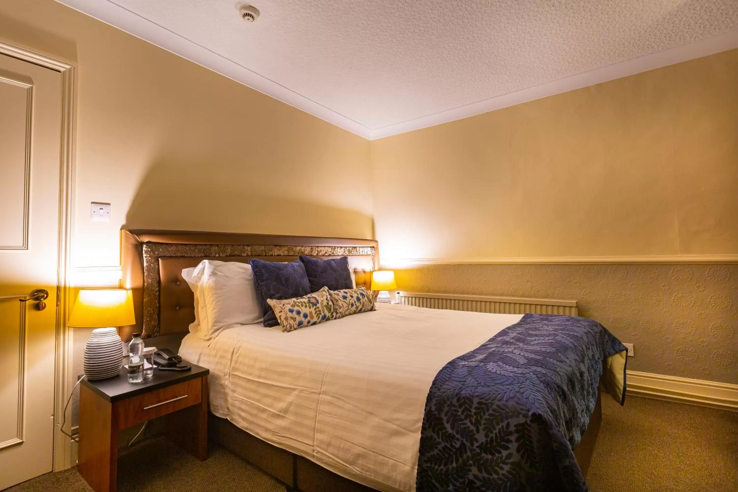 Bedroom, Bed in The White Hart Hotel, Boston, Lincolnshire