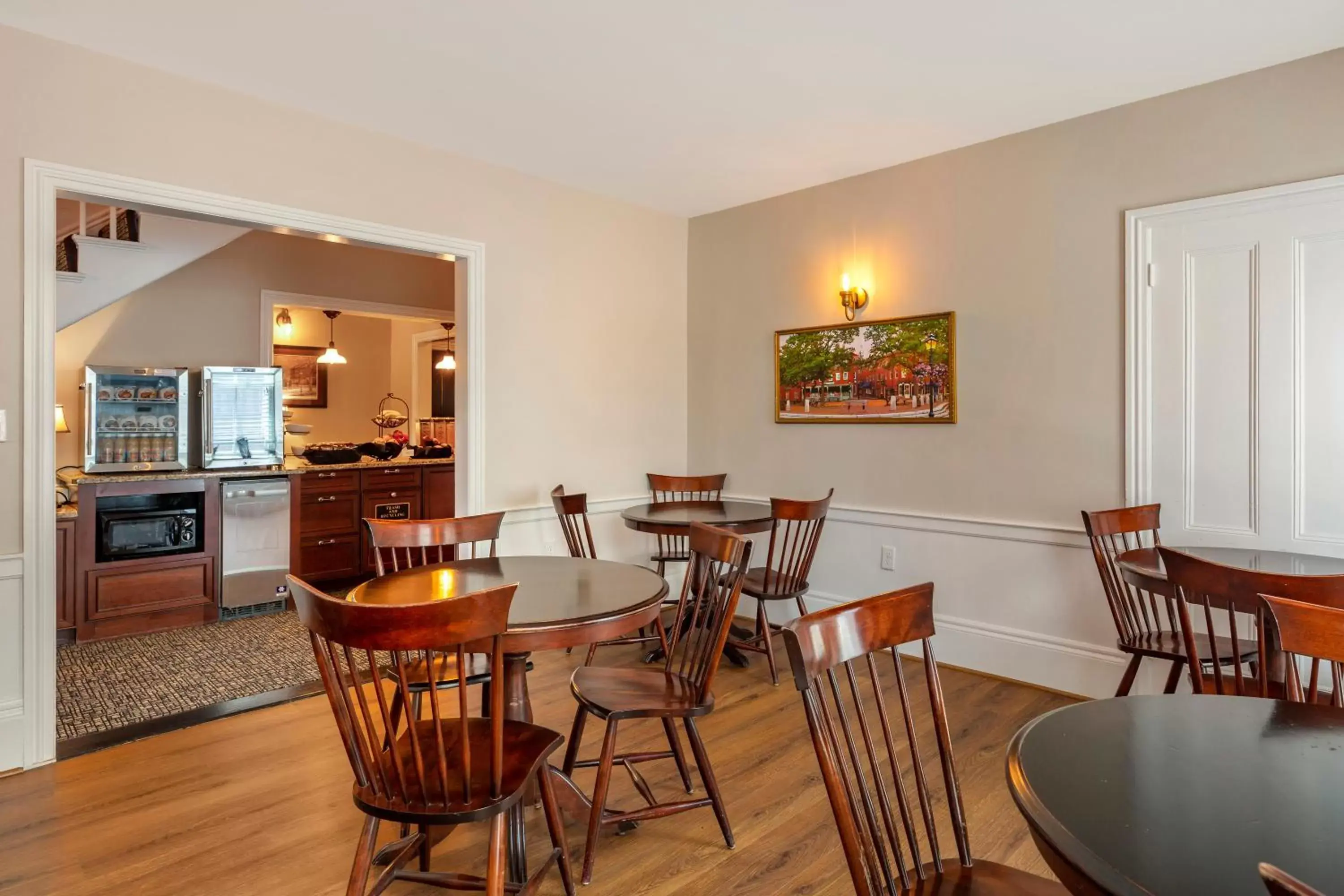 Breakfast, Restaurant/Places to Eat in Essex Street Inn & Suites, Ascend Hotel Collection