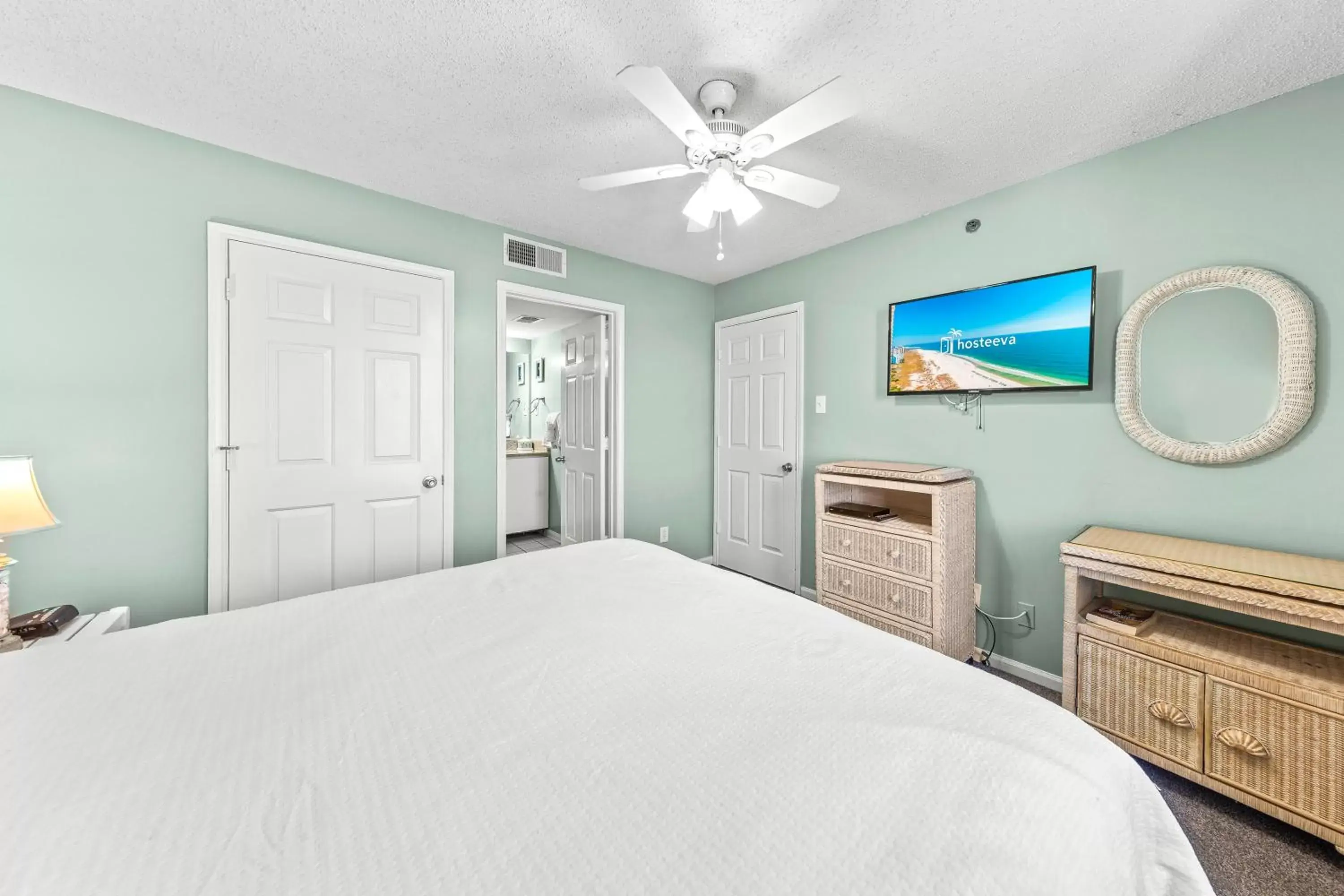 Bedroom, Bed in Tradewinds Unit 406