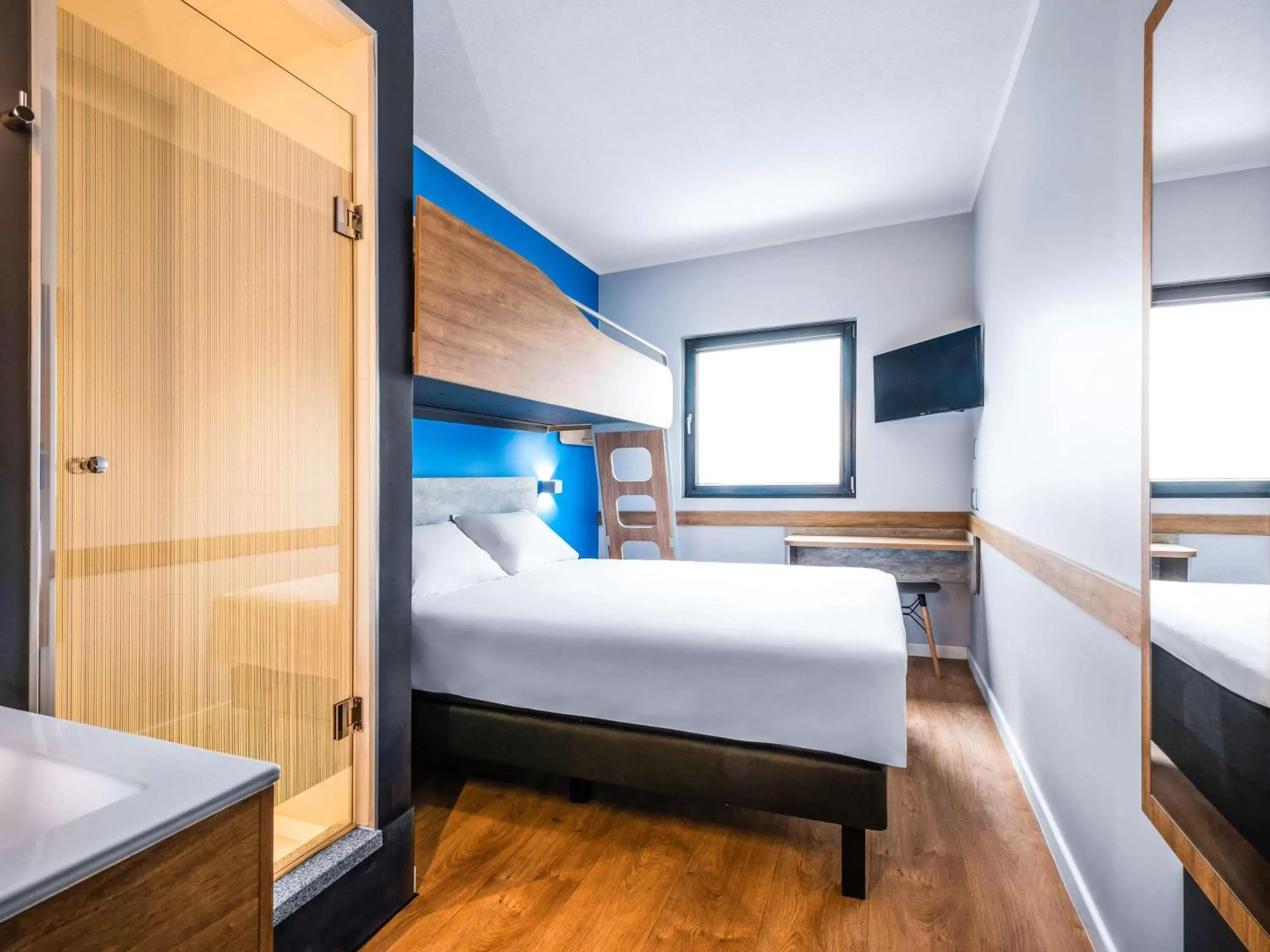 Shower, Bed in ibis budget Santiago Providencia