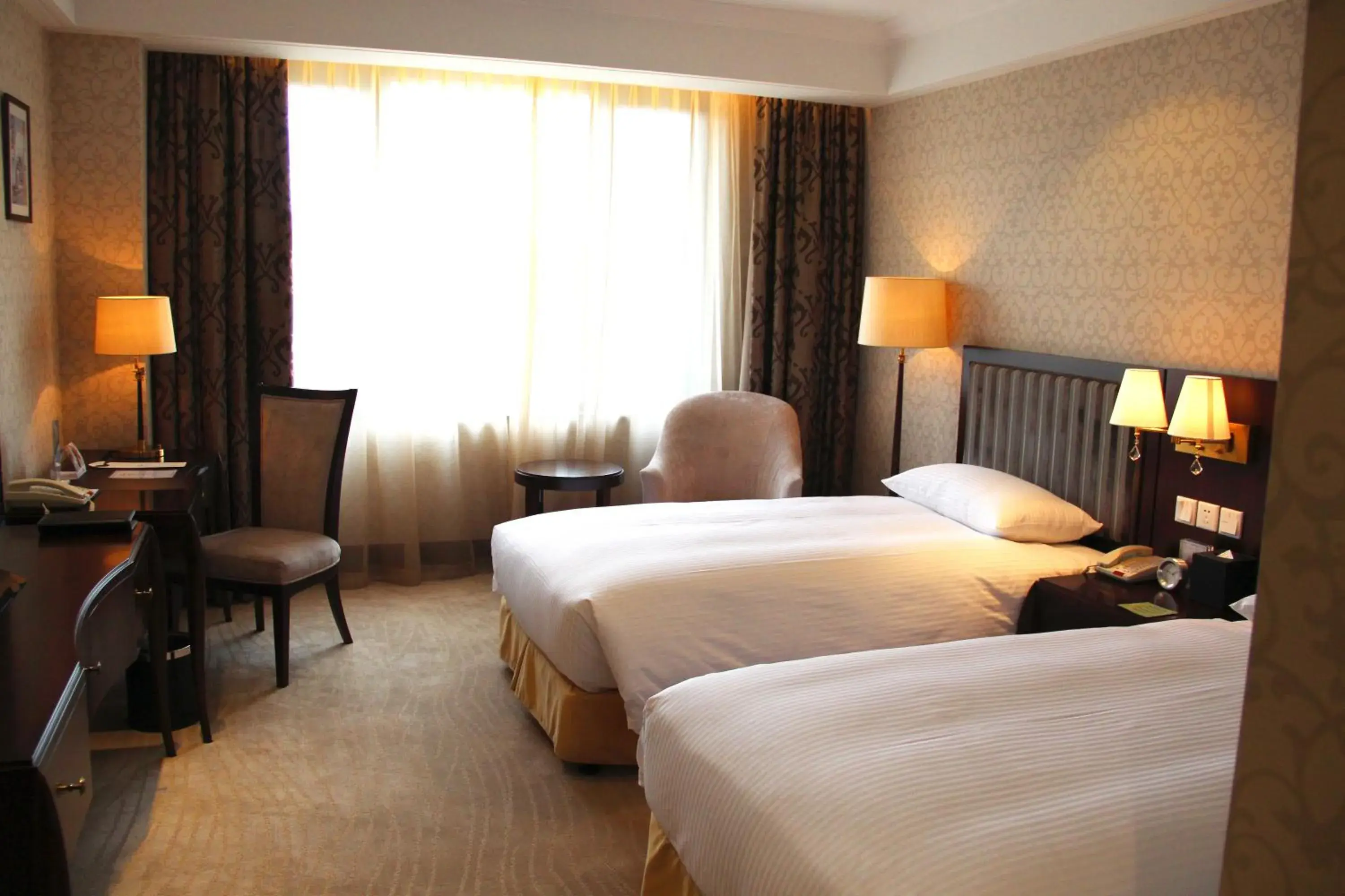 Photo of the whole room, Bed in Evergreen Laurel Hotel, Shanghai