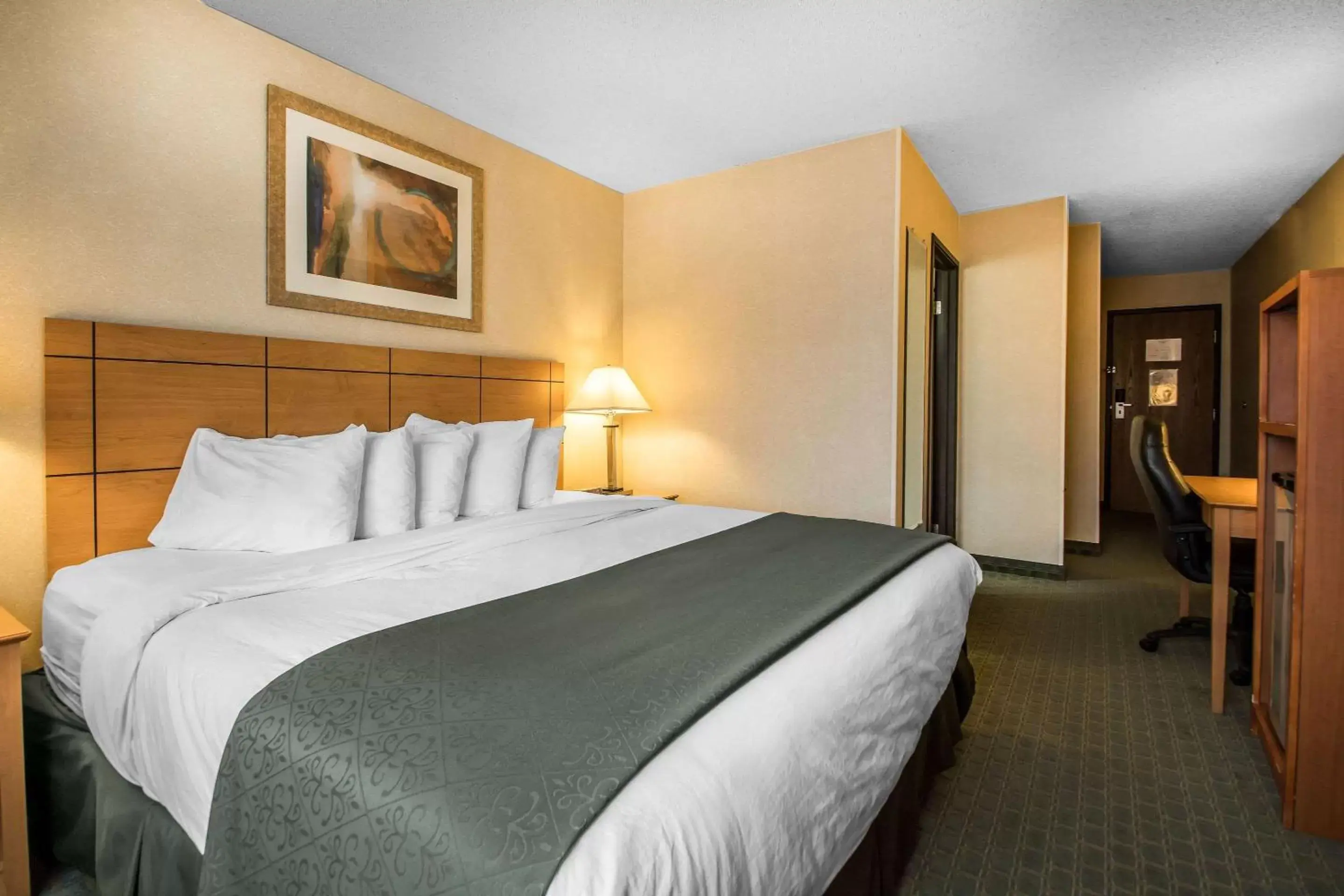 Photo of the whole room, Bed in Quality Inn Dubuque on Hwy 20 Photo of the whole room, Bed in Quality Inn Dubuque on Hwy 20